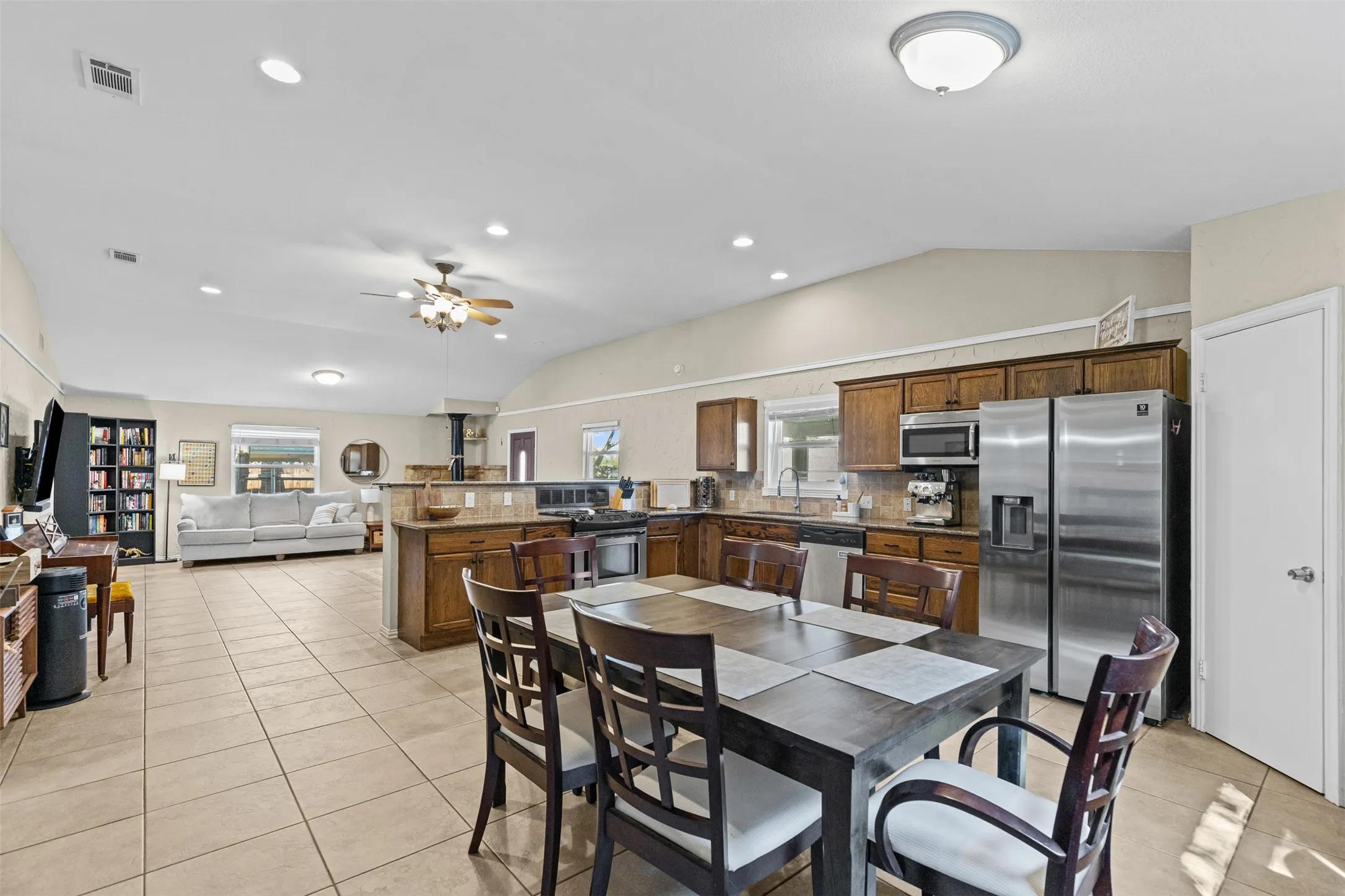 Single Family Residence For Sale in Tarrant County , 5117 Curzon Avenue, Fort Worth, Texas 76107, 3 Bedrooms, 2 Bathrooms, Garage spaces, 1,688 Sqft, built in 1976, Price $275,000, mls#21326290, Real Estate Agent in Fort Worth, Homes For Sale in Tarrant county, Homes For Sale in Fort Worth, Realtor in Fort Worth Texas, Real Estate Brokerage Independent Realty Texas, Luminita Cordes Realtor