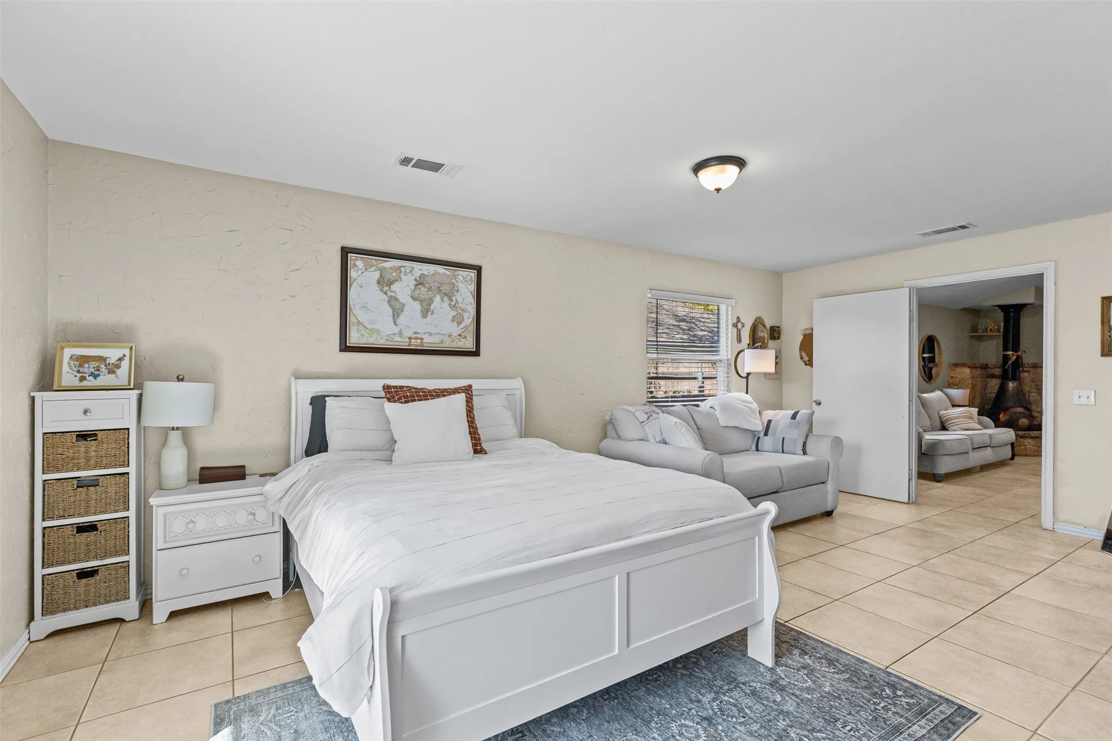Single Family Residence For Sale in Tarrant County , 5117 Curzon Avenue, Fort Worth, Texas 76107, 3 Bedrooms, 2 Bathrooms, Garage spaces, 1,688 Sqft, built in 1976, Price $275,000, mls#21326290, Real Estate Agent in Fort Worth, Homes For Sale in Tarrant county, Homes For Sale in Fort Worth, Realtor in Fort Worth Texas, Real Estate Brokerage Independent Realty Texas, Luminita Cordes Realtor