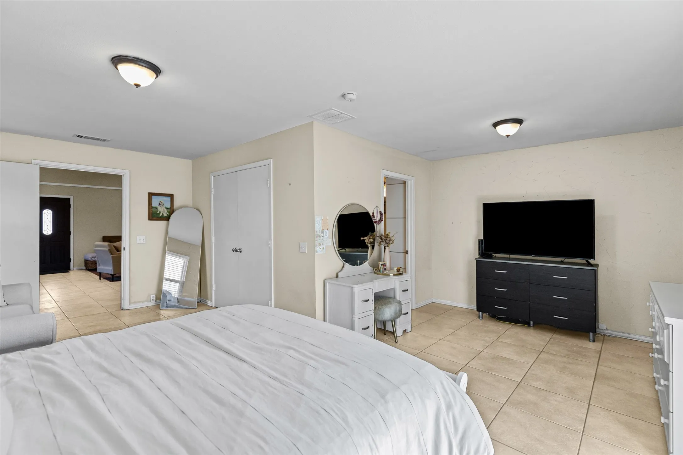 Single Family Residence For Sale in Tarrant County , 5117 Curzon Avenue, Fort Worth, Texas 76107, 3 Bedrooms, 2 Bathrooms, Garage spaces, 1,688 Sqft, built in 1976, Price $275,000, mls#21326290, Real Estate Agent in Fort Worth, Homes For Sale in Tarrant county, Homes For Sale in Fort Worth, Realtor in Fort Worth Texas, Real Estate Brokerage Independent Realty Texas, Luminita Cordes Realtor