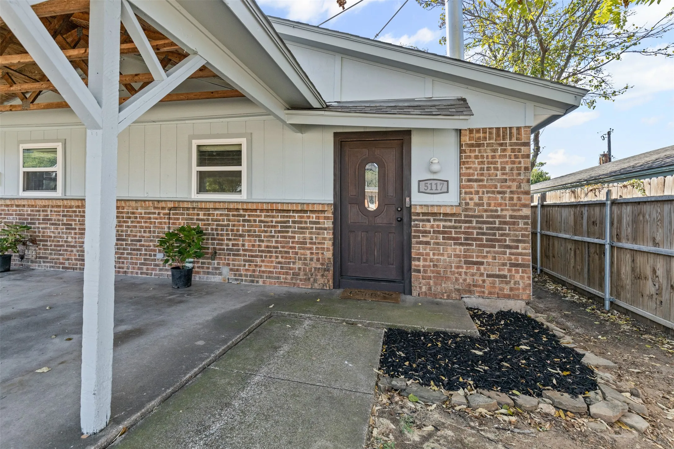 Single Family Residence For Sale in Tarrant County , 5117 Curzon Avenue, Fort Worth, Texas 76107, 3 Bedrooms, 2 Bathrooms, Garage spaces, 1,688 Sqft, built in 1976, Price $275,000, mls#21326290, Real Estate Agent in Fort Worth, Homes For Sale in Tarrant county, Homes For Sale in Fort Worth, Realtor in Fort Worth Texas, Real Estate Brokerage Independent Realty Texas, Luminita Cordes Realtor