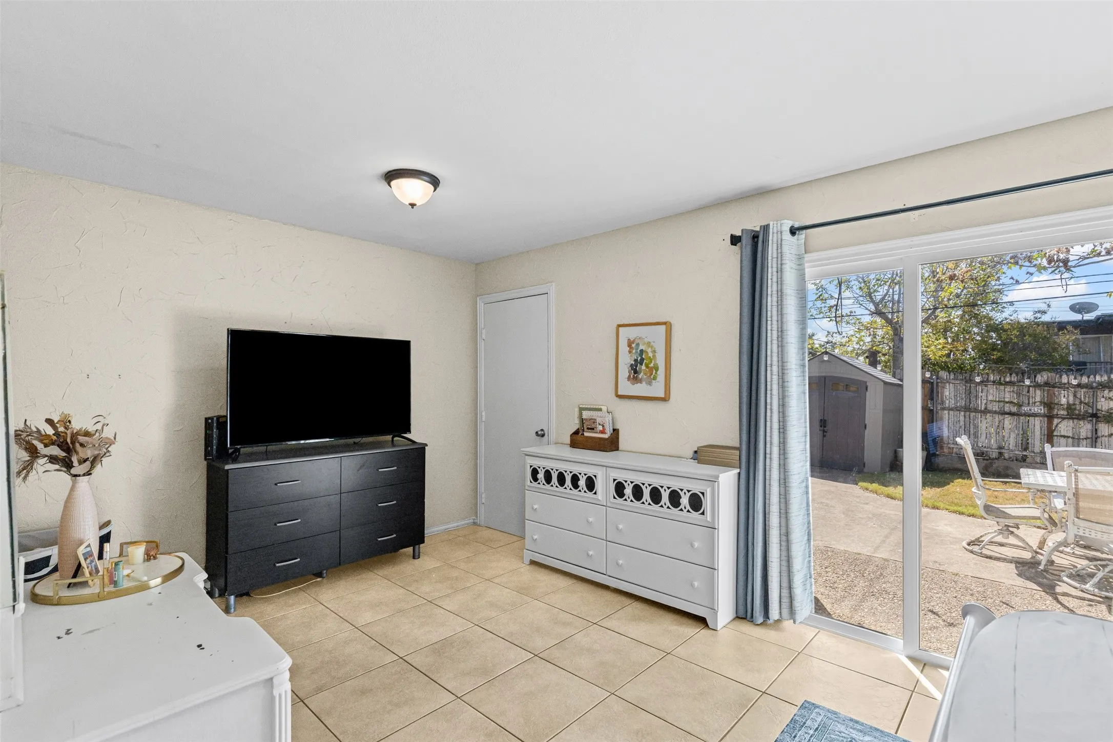 Single Family Residence For Sale in Tarrant County , 5117 Curzon Avenue, Fort Worth, Texas 76107, 3 Bedrooms, 2 Bathrooms, Garage spaces, 1,688 Sqft, built in 1976, Price $275,000, mls#21326290, Real Estate Agent in Fort Worth, Homes For Sale in Tarrant county, Homes For Sale in Fort Worth, Realtor in Fort Worth Texas, Real Estate Brokerage Independent Realty Texas, Luminita Cordes Realtor