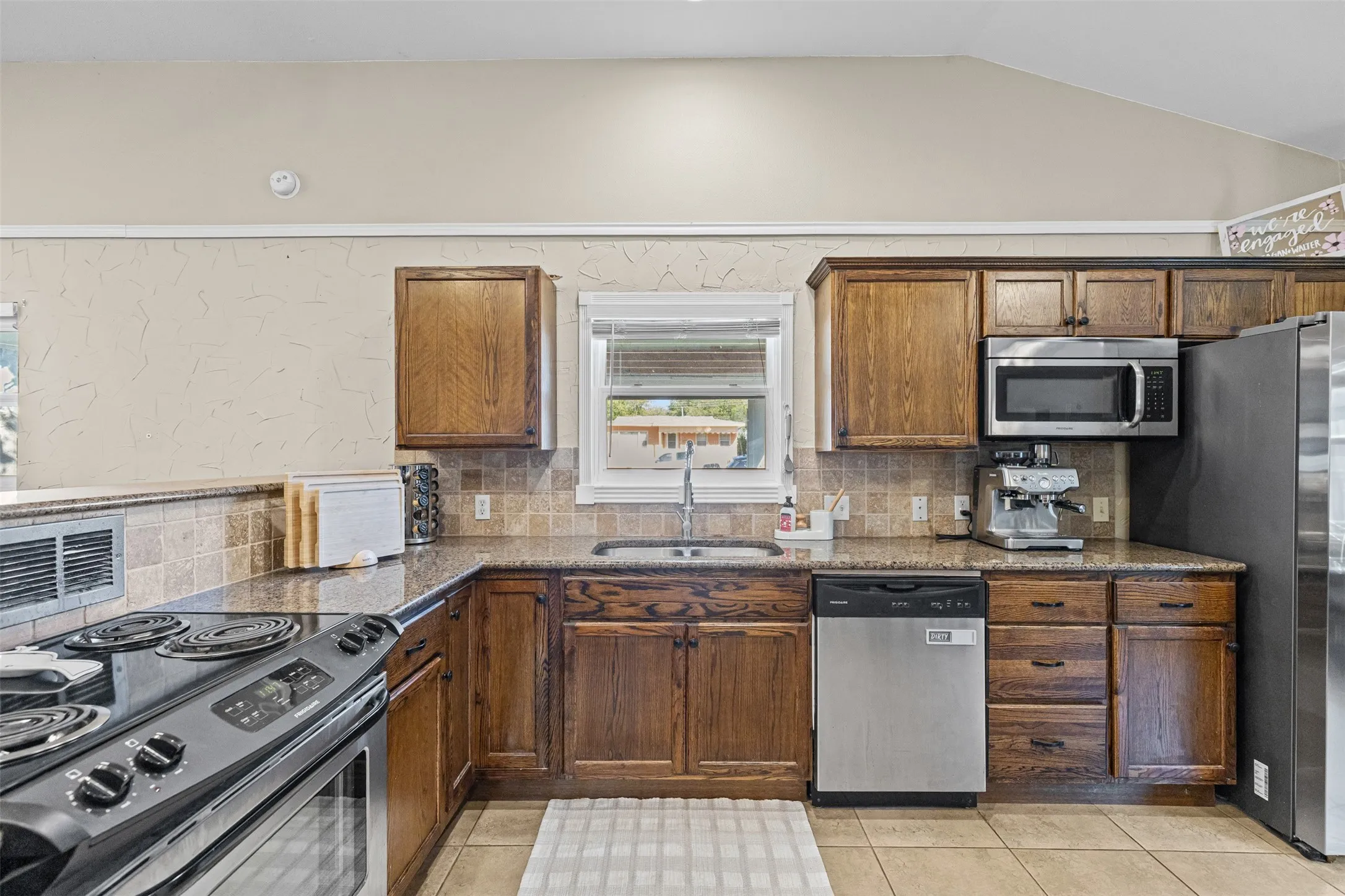Single Family Residence For Sale in Tarrant County , 5117 Curzon Avenue, Fort Worth, Texas 76107, 3 Bedrooms, 2 Bathrooms, Garage spaces, 1,688 Sqft, built in 1976, Price $275,000, mls#21326290, Real Estate Agent in Fort Worth, Homes For Sale in Tarrant county, Homes For Sale in Fort Worth, Realtor in Fort Worth Texas, Real Estate Brokerage Independent Realty Texas, Luminita Cordes Realtor