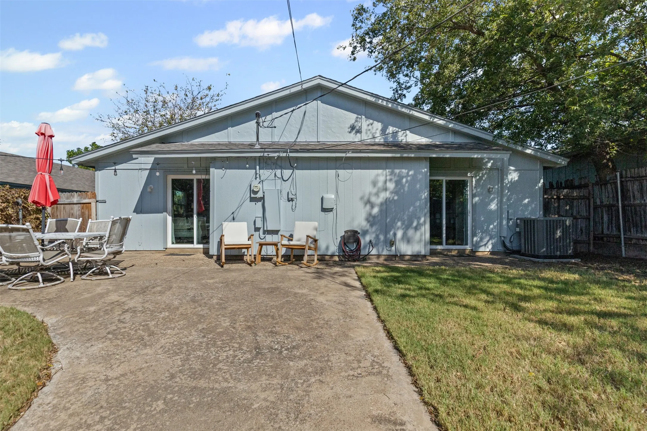 Single Family Residence For Sale in Tarrant County , 5117 Curzon Avenue, Fort Worth, Texas 76107, 3 Bedrooms, 2 Bathrooms, Garage spaces, 1,688 Sqft, built in 1976, Price $275,000, mls#21326290, Real Estate Agent in Fort Worth, Homes For Sale in Tarrant county, Homes For Sale in Fort Worth, Realtor in Fort Worth Texas, Real Estate Brokerage Independent Realty Texas, Luminita Cordes Realtor