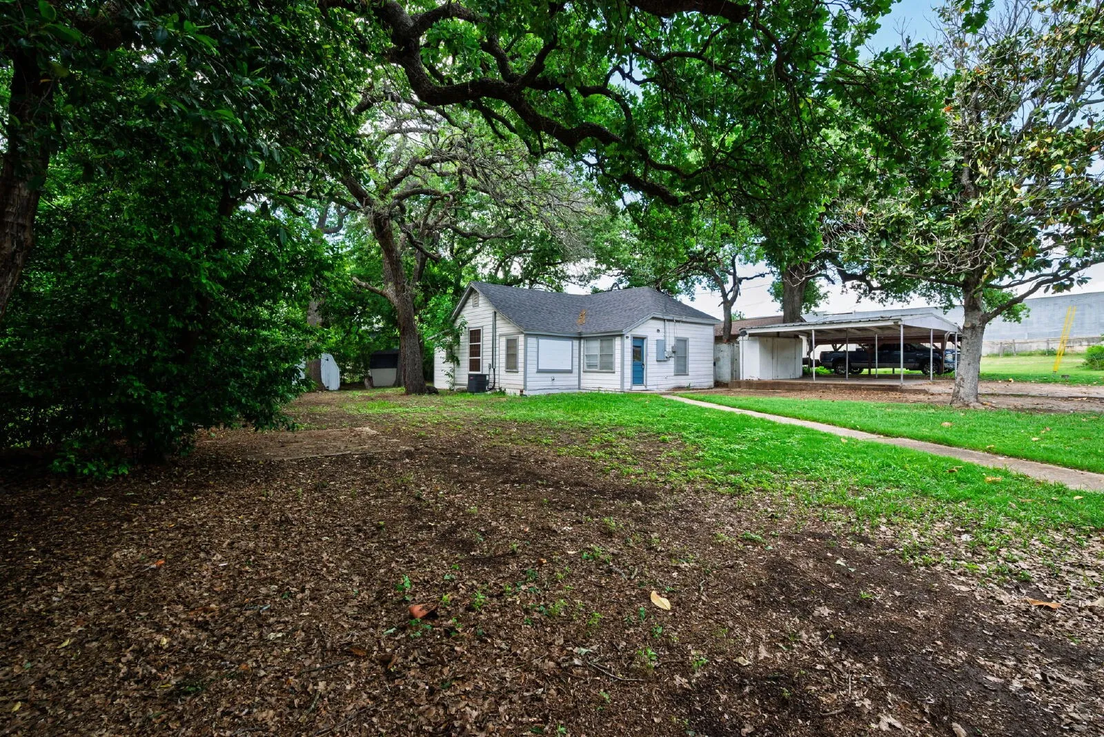 Single Family Residence For Rent in Parker County , 107 Windsor Court, Weatherford, Texas 76086, 2 Bedroom, 2 Bathroom, Garage spaces, 1,203 Sqft, built in 1950, mls#21325846, Real Estate Agent in Weatherford, Homes For Rent in Parker county, Homes For Rent in Weatherford, Realtor in Weatherford Texas, Real Estate Brokerage Independent Realty Texas, Luminita Cordes Realtor