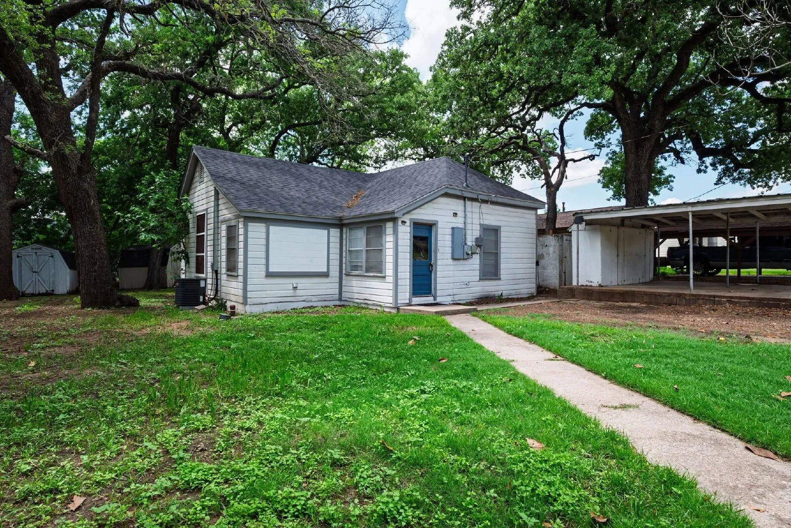 Single Family Residence For Rent in Parker County , 107 Windsor Court, Weatherford, Texas 76086, 2 Bedroom, 2 Bathroom, Garage spaces, 1,203 Sqft, built in 1950, mls#21325846, Real Estate Agent in Weatherford, Homes For Rent in Parker county, Homes For Rent in Weatherford, Realtor in Weatherford Texas, Real Estate Brokerage Independent Realty Texas, Luminita Cordes Realtor