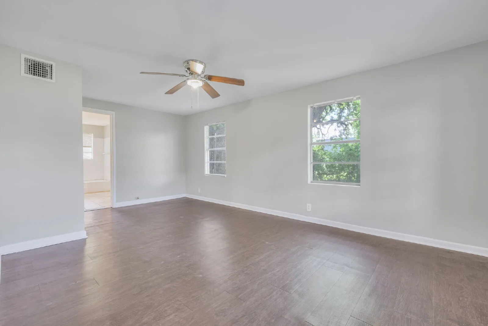 Single Family Residence For Rent in Parker County , 107 Windsor Court, Weatherford, Texas 76086, 2 Bedroom, 2 Bathroom, Garage spaces, 1,203 Sqft, built in 1950, mls#21325846, Real Estate Agent in Weatherford, Homes For Rent in Parker county, Homes For Rent in Weatherford, Realtor in Weatherford Texas, Real Estate Brokerage Independent Realty Texas, Luminita Cordes Realtor