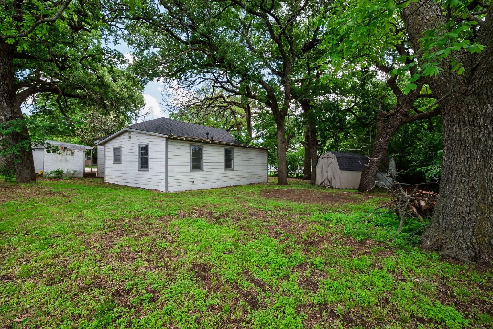 Single Family Residence For Rent in Parker County , 107 Windsor Court, Weatherford, Texas 76086, 2 Bedroom, 2 Bathroom, Garage spaces, 1,203 Sqft, built in 1950, mls#21325846, Real Estate Agent in Weatherford, Homes For Rent in Parker county, Homes For Rent in Weatherford, Realtor in Weatherford Texas, Real Estate Brokerage Independent Realty Texas, Luminita Cordes Realtor