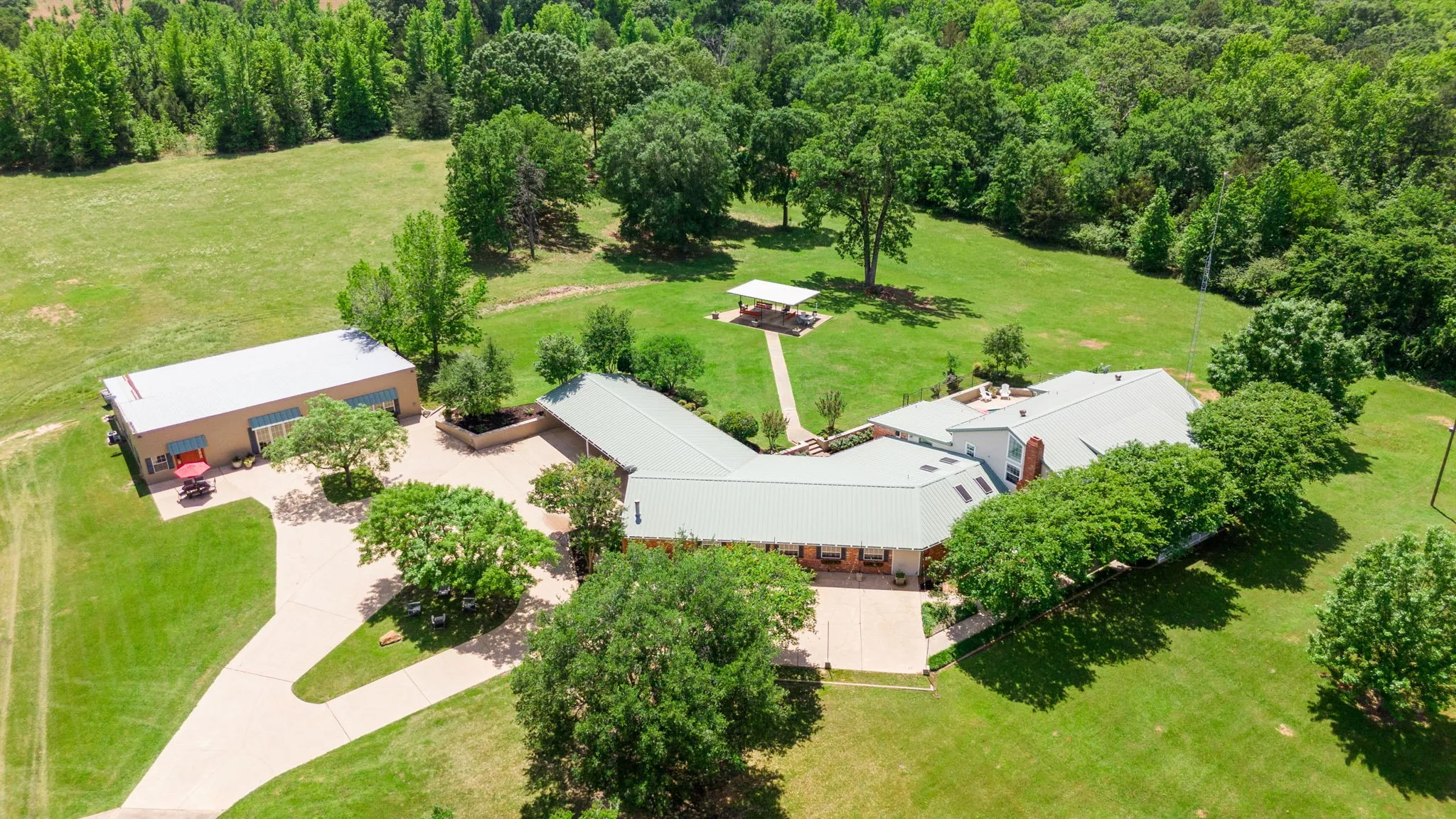 Single Family Residence For Sale in Wood County , 2027 Fm 779, Mineola, Texas 75773, 6 Bedroom, 6 Bathroom, Garage spaces, 6,382 Sqft, built in 1979, mls#21326393, Real Estate Agent in Mineola, Homes For Sale in Wood county, Homes For Sale in Mineola, Realtor in Mineola Texas, Real Estate Brokerage Independent Realty Texas, Luminita Cordes Realtor