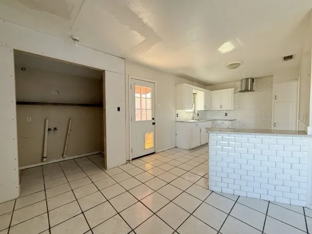 Single Family Residence For Sale in Ector County , 1402 E 42nd Street, Odessa, Texas 79762, 3 Bedroom, 2 Bathroom, Garage spaces, 1,155 Sqft, built in 1955, mls#21326394, Real Estate Agent in Odessa, Homes For Sale in Ector county, Homes For Sale in Odessa, Realtor in Odessa Texas, Real Estate Brokerage Independent Realty Texas, Luminita Cordes Realtor