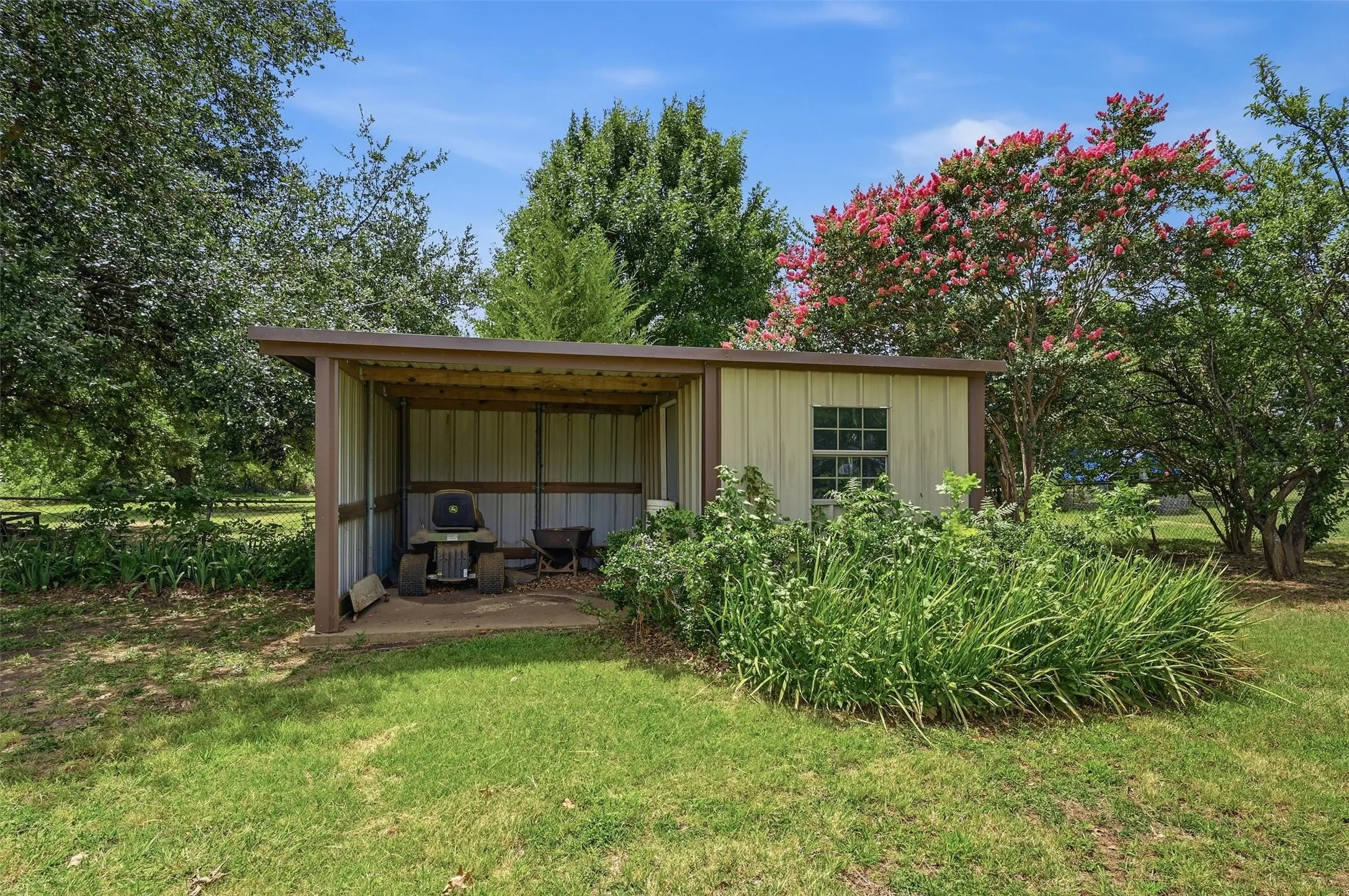 Single Family Residence For Sale in Grayson County , 3751 Hwy 289, Dorchester, Texas 75459, 3 Bedroom, 2 Bathroom, 2 Garage spaces, 1,734 Sqft, built in 1969, mls#21324741, Real Estate Agent in Dorchester, Homes For Sale in Grayson county, Homes For Sale in Dorchester, Realtor in Dorchester Texas, Real Estate Brokerage Independent Realty Texas, Luminita Cordes Realtor