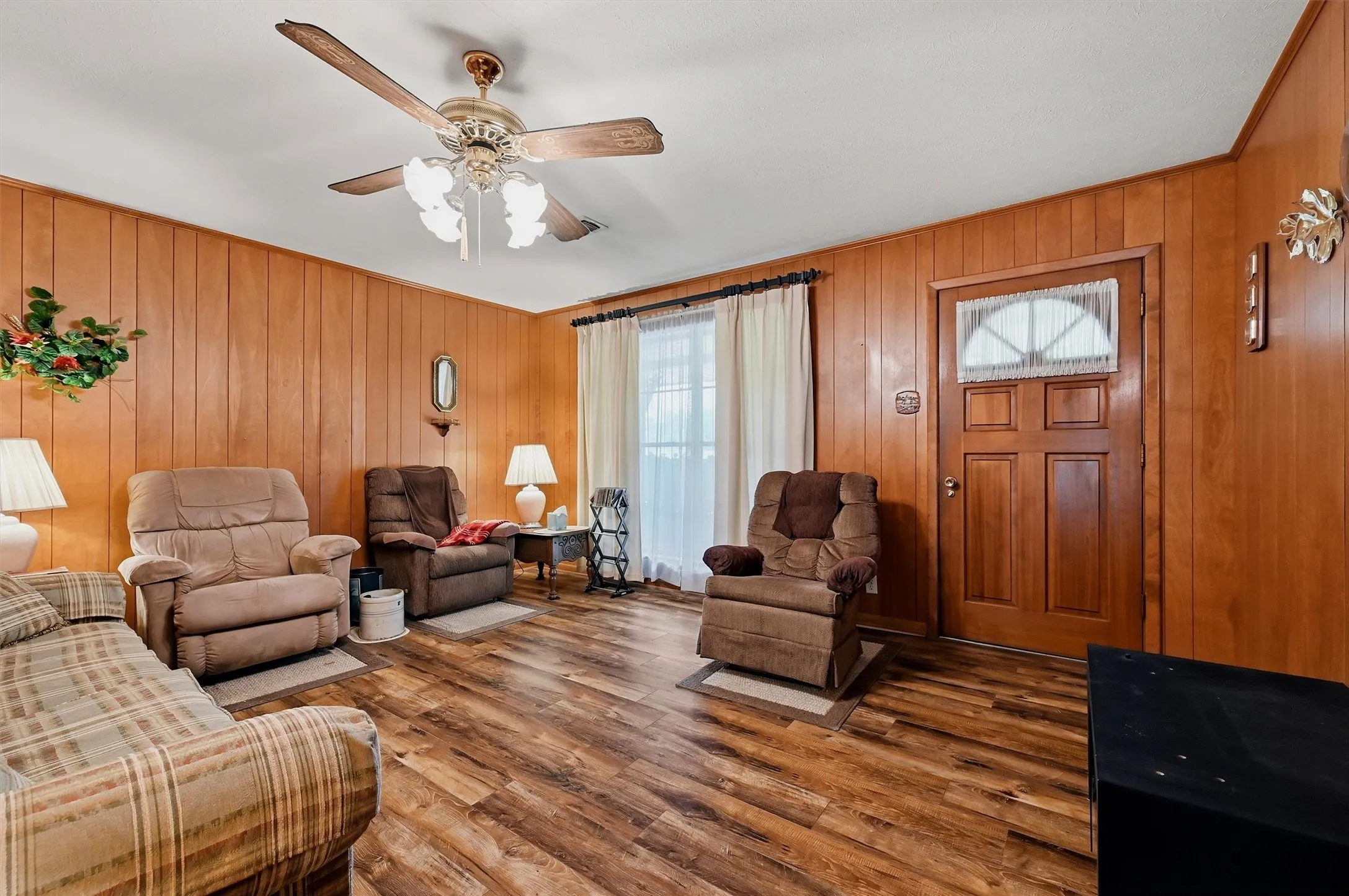 Single Family Residence For Sale in Grayson County , 3751 Hwy 289, Dorchester, Texas 75459, 3 Bedroom, 2 Bathroom, 2 Garage spaces, 1,734 Sqft, built in 1969, mls#21324741, Real Estate Agent in Dorchester, Homes For Sale in Grayson county, Homes For Sale in Dorchester, Realtor in Dorchester Texas, Real Estate Brokerage Independent Realty Texas, Luminita Cordes Realtor
