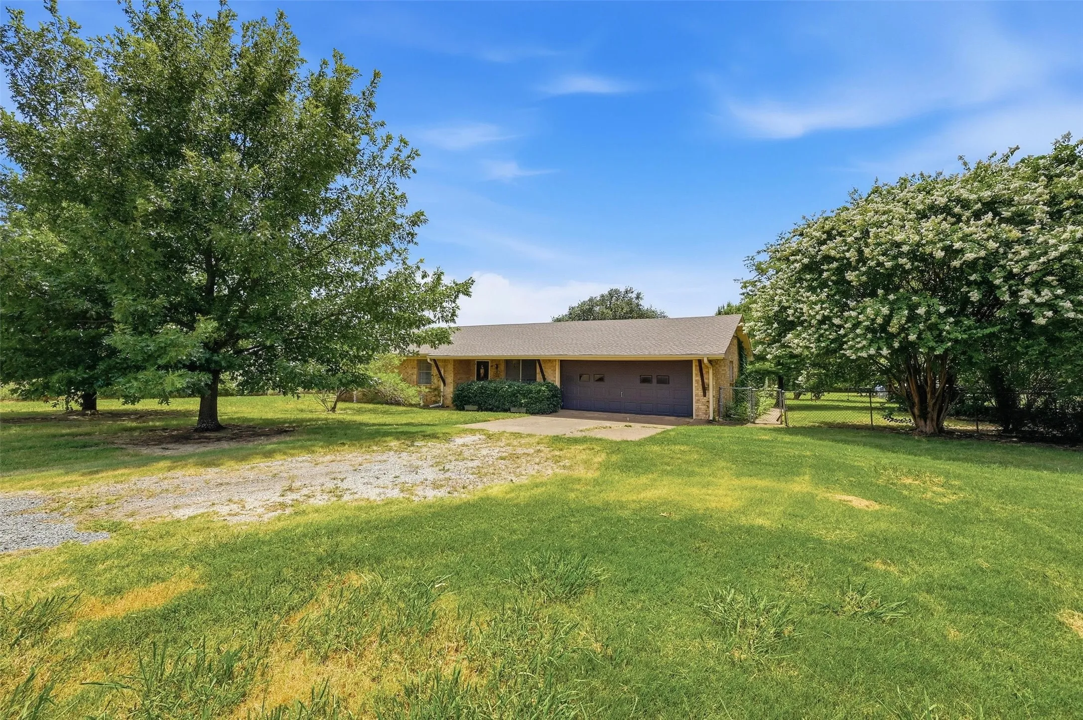 Single Family Residence For Sale in Grayson County , 3751 Hwy 289, Dorchester, Texas 75459, 3 Bedroom, 2 Bathroom, 2 Garage spaces, 1,734 Sqft, built in 1969, mls#21324741, Real Estate Agent in Dorchester, Homes For Sale in Grayson county, Homes For Sale in Dorchester, Realtor in Dorchester Texas, Real Estate Brokerage Independent Realty Texas, Luminita Cordes Realtor