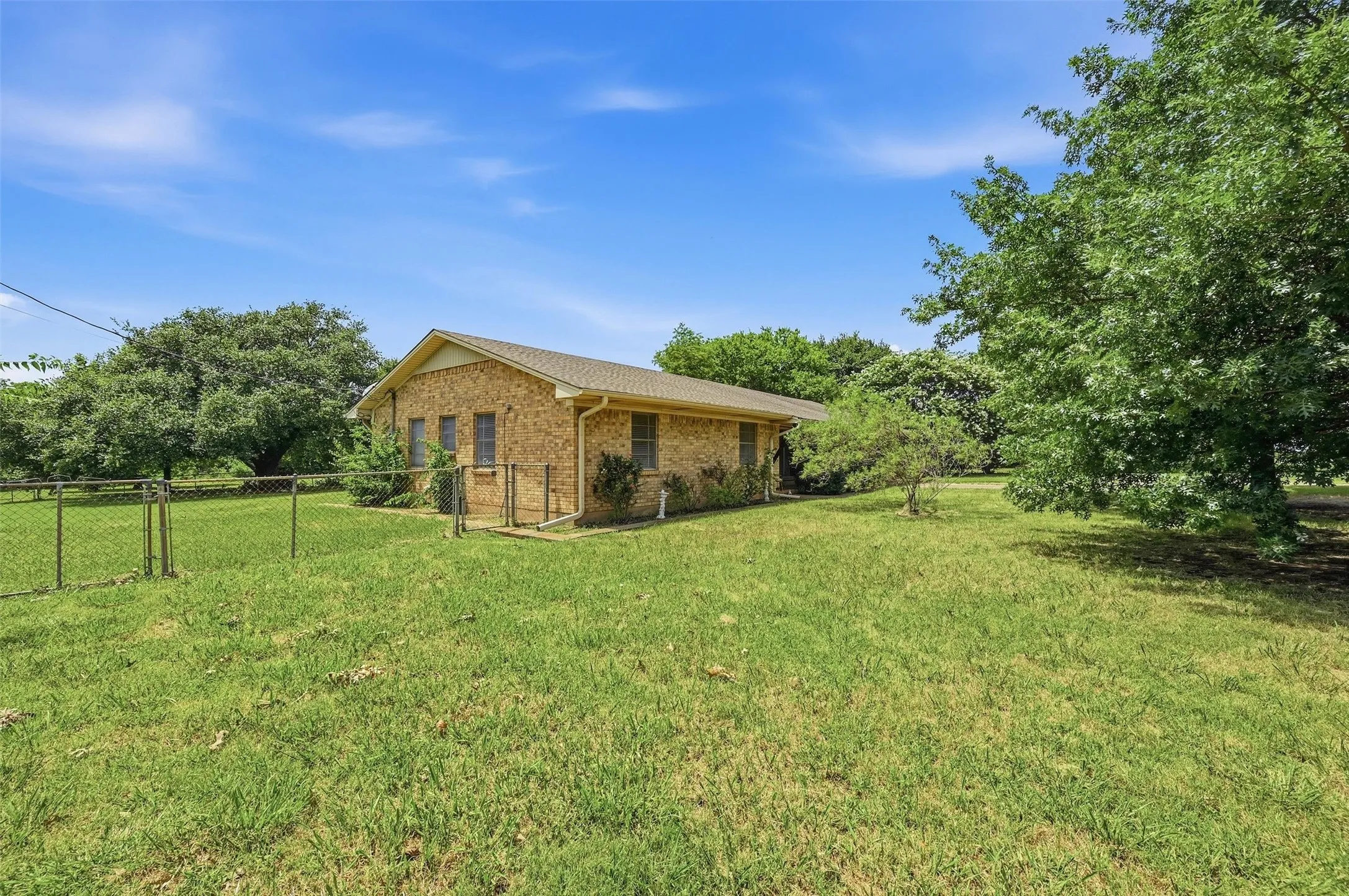 Single Family Residence For Sale in Grayson County , 3751 Hwy 289, Dorchester, Texas 75459, 3 Bedroom, 2 Bathroom, 2 Garage spaces, 1,734 Sqft, built in 1969, mls#21324741, Real Estate Agent in Dorchester, Homes For Sale in Grayson county, Homes For Sale in Dorchester, Realtor in Dorchester Texas, Real Estate Brokerage Independent Realty Texas, Luminita Cordes Realtor