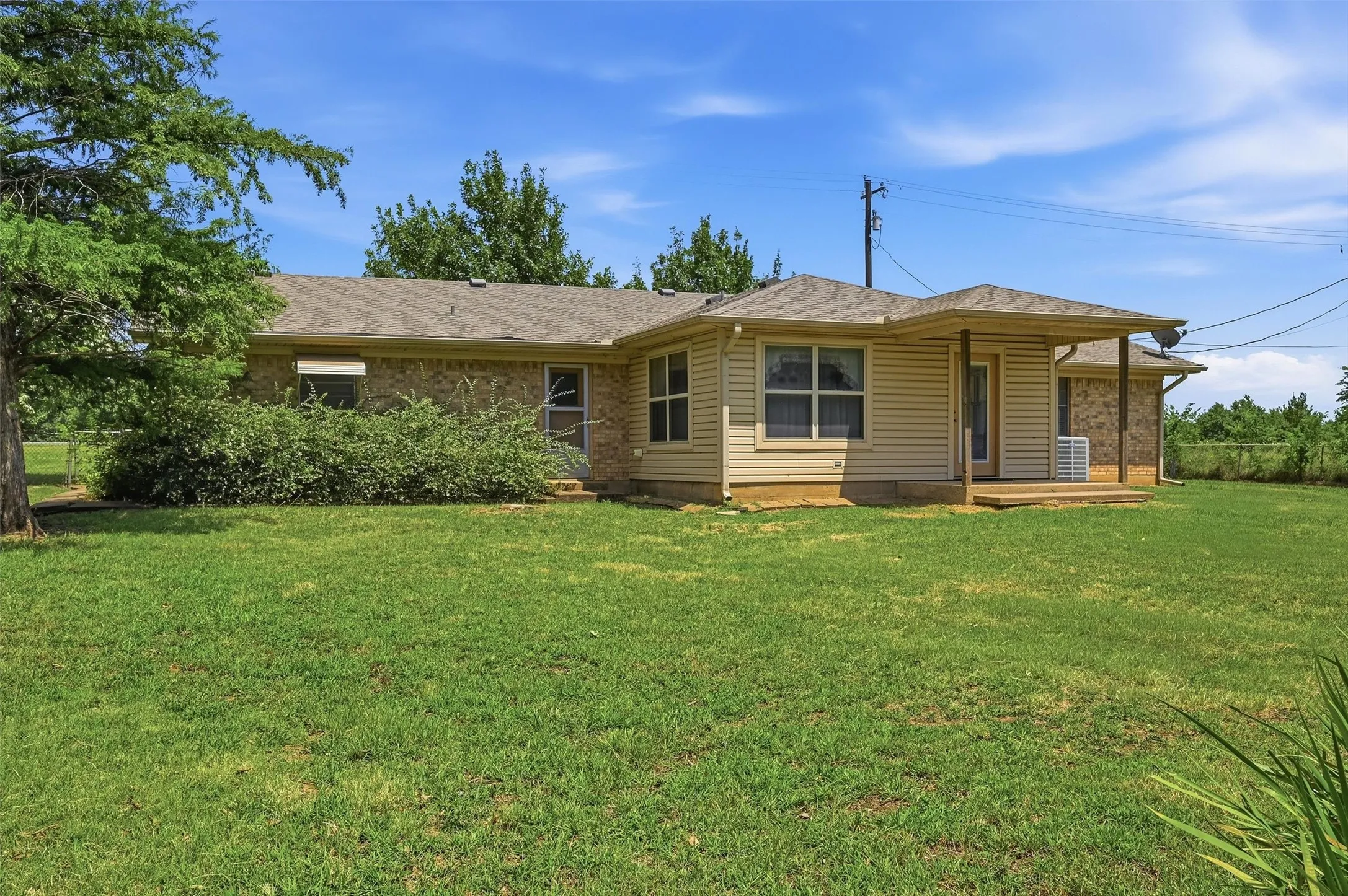 Single Family Residence For Sale in Grayson County , 3751 Hwy 289, Dorchester, Texas 75459, 3 Bedroom, 2 Bathroom, 2 Garage spaces, 1,734 Sqft, built in 1969, mls#21324741, Real Estate Agent in Dorchester, Homes For Sale in Grayson county, Homes For Sale in Dorchester, Realtor in Dorchester Texas, Real Estate Brokerage Independent Realty Texas, Luminita Cordes Realtor