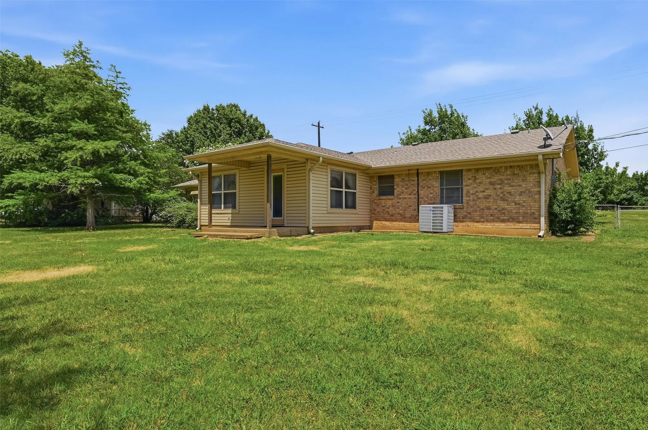 Single Family Residence For Sale in Grayson County , 3751 Hwy 289, Dorchester, Texas 75459, 3 Bedroom, 2 Bathroom, 2 Garage spaces, 1,734 Sqft, built in 1969, mls#21324741, Real Estate Agent in Dorchester, Homes For Sale in Grayson county, Homes For Sale in Dorchester, Realtor in Dorchester Texas, Real Estate Brokerage Independent Realty Texas, Luminita Cordes Realtor