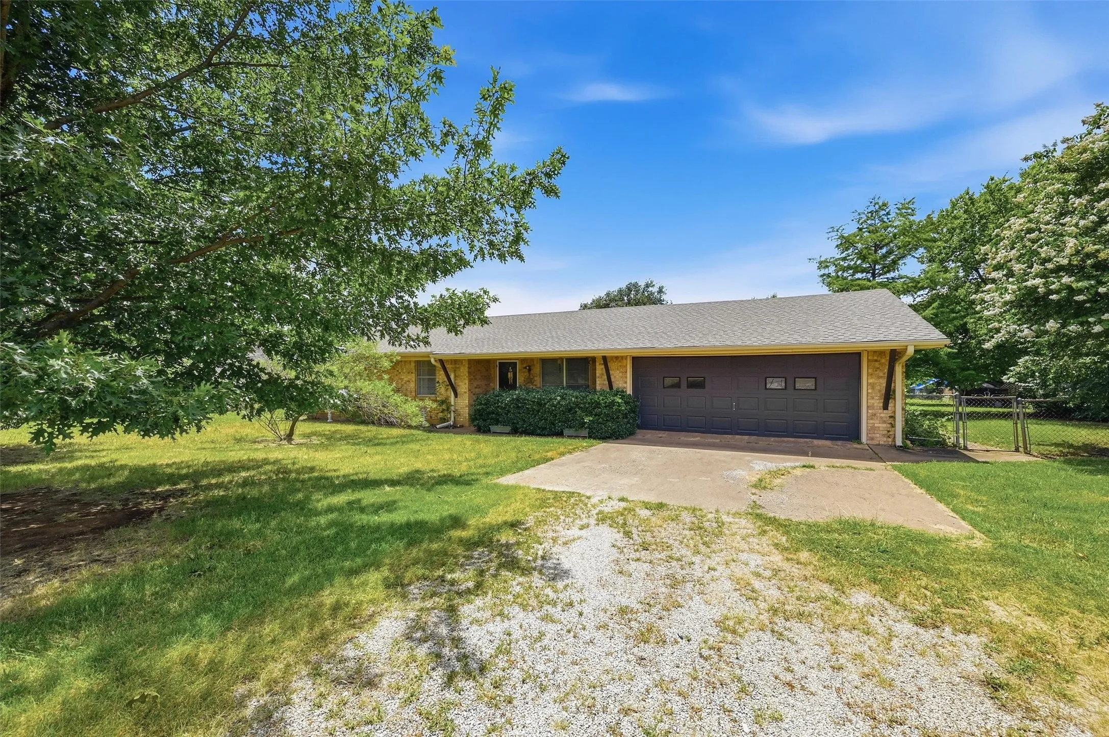 Single Family Residence For Sale in Grayson County , 3751 Hwy 289, Dorchester, Texas 75459, 3 Bedroom, 2 Bathroom, 2 Garage spaces, 1,734 Sqft, built in 1969, mls#21324741, Real Estate Agent in Dorchester, Homes For Sale in Grayson county, Homes For Sale in Dorchester, Realtor in Dorchester Texas, Real Estate Brokerage Independent Realty Texas, Luminita Cordes Realtor