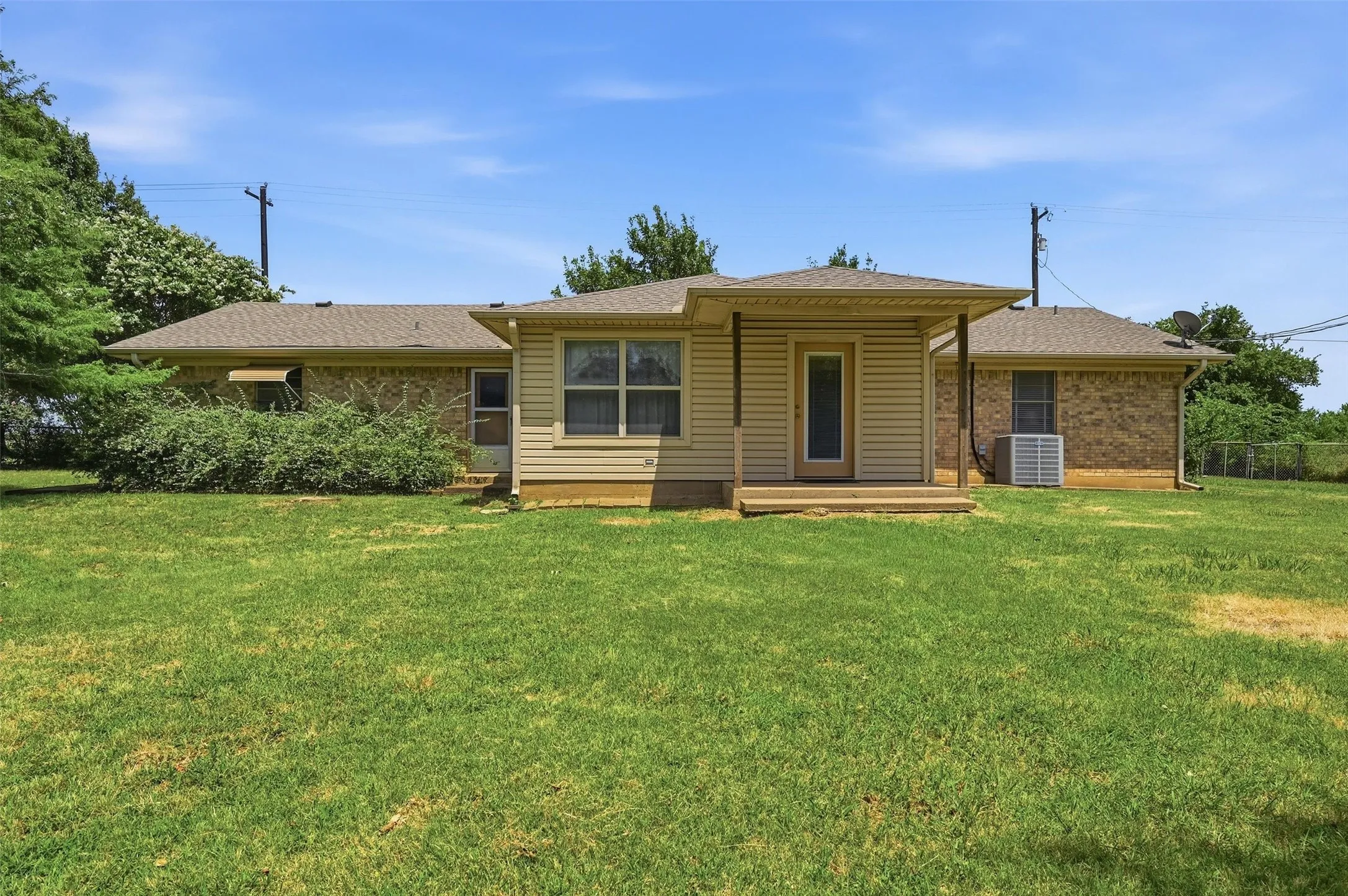 Single Family Residence For Sale in Grayson County , 3751 Hwy 289, Dorchester, Texas 75459, 3 Bedroom, 2 Bathroom, 2 Garage spaces, 1,734 Sqft, built in 1969, mls#21324741, Real Estate Agent in Dorchester, Homes For Sale in Grayson county, Homes For Sale in Dorchester, Realtor in Dorchester Texas, Real Estate Brokerage Independent Realty Texas, Luminita Cordes Realtor