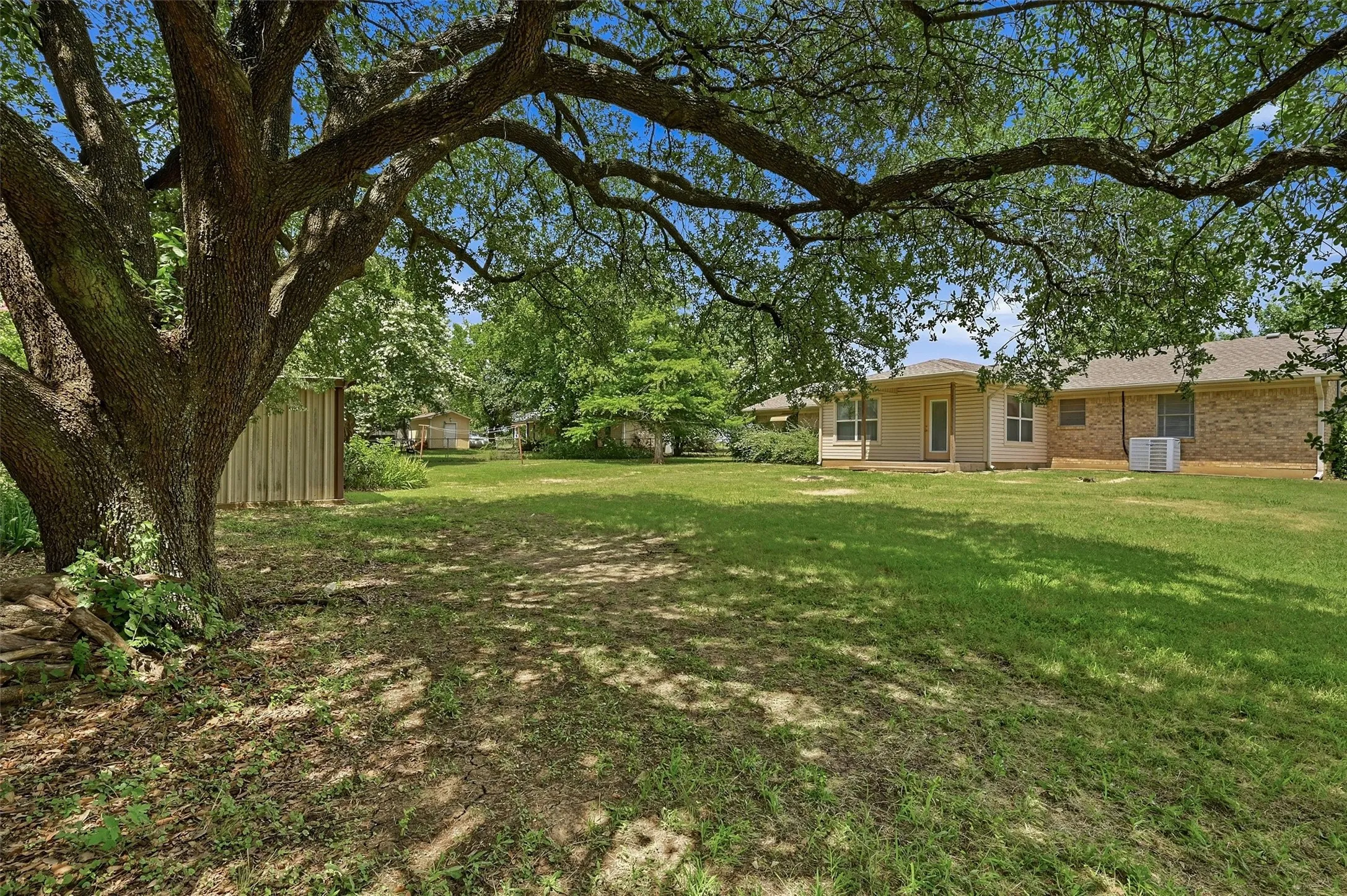 Single Family Residence For Sale in Grayson County , 3751 Hwy 289, Dorchester, Texas 75459, 3 Bedroom, 2 Bathroom, 2 Garage spaces, 1,734 Sqft, built in 1969, mls#21324741, Real Estate Agent in Dorchester, Homes For Sale in Grayson county, Homes For Sale in Dorchester, Realtor in Dorchester Texas, Real Estate Brokerage Independent Realty Texas, Luminita Cordes Realtor