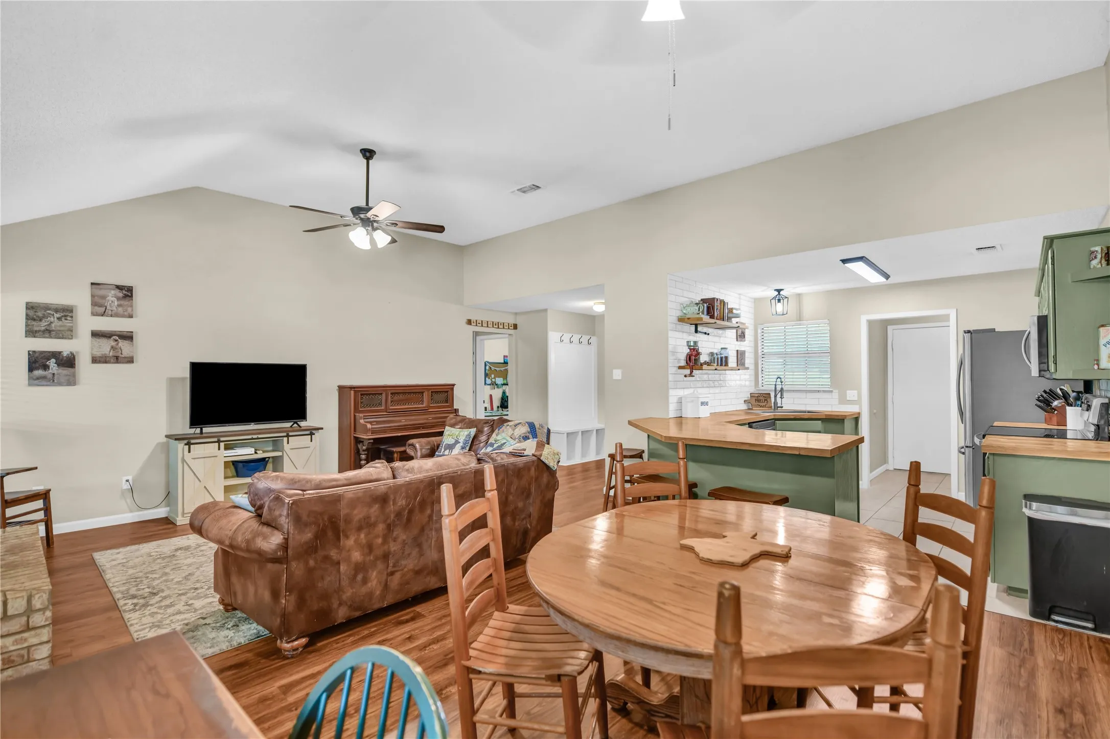 Single Family Residence For Sale in Parker County , 118 Sanchez Creek Court, Weatherford, Texas 76088, 3 Bedroom, 2 Bathroom, 2 Garage spaces, 1,413 Sqft, built in 1988, mls#21325870, Real Estate Agent in Weatherford, Homes For Sale in Parker county, Homes For Sale in Weatherford, Realtor in Weatherford Texas, Real Estate Brokerage Independent Realty Texas, Luminita Cordes Realtor