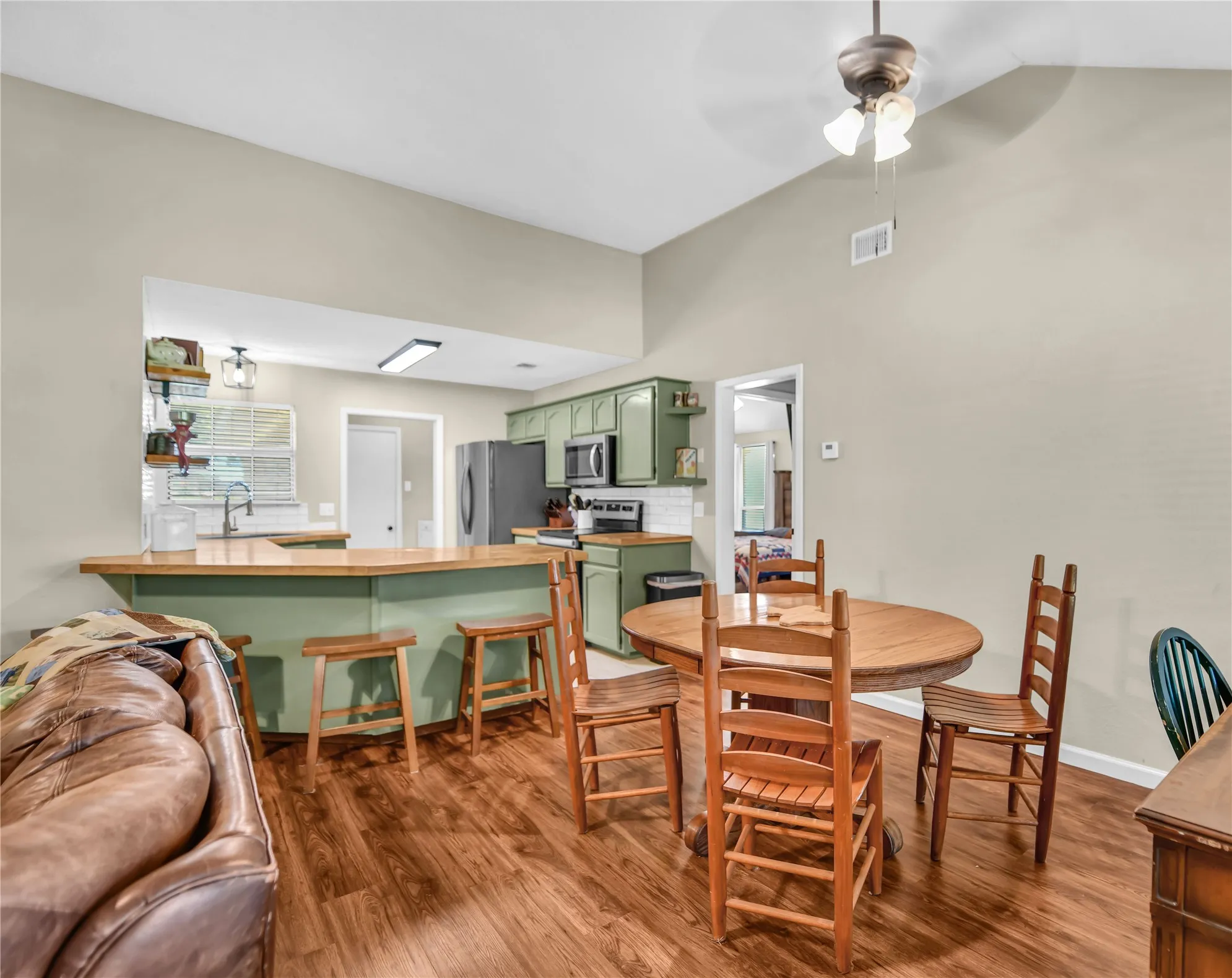 Single Family Residence For Sale in Parker County , 118 Sanchez Creek Court, Weatherford, Texas 76088, 3 Bedroom, 2 Bathroom, 2 Garage spaces, 1,413 Sqft, built in 1988, mls#21325870, Real Estate Agent in Weatherford, Homes For Sale in Parker county, Homes For Sale in Weatherford, Realtor in Weatherford Texas, Real Estate Brokerage Independent Realty Texas, Luminita Cordes Realtor