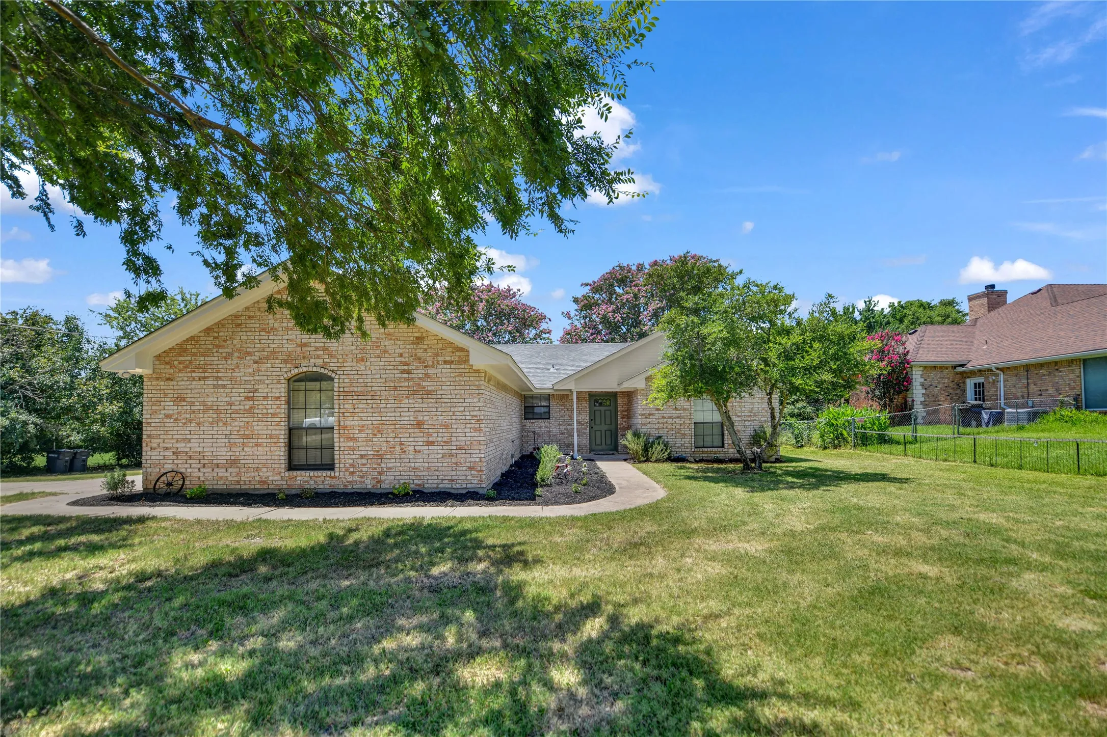 Single Family Residence For Sale in Parker County , 118 Sanchez Creek Court, Weatherford, Texas 76088, 3 Bedroom, 2 Bathroom, 2 Garage spaces, 1,413 Sqft, built in 1988, mls#21325870, Real Estate Agent in Weatherford, Homes For Sale in Parker county, Homes For Sale in Weatherford, Realtor in Weatherford Texas, Real Estate Brokerage Independent Realty Texas, Luminita Cordes Realtor