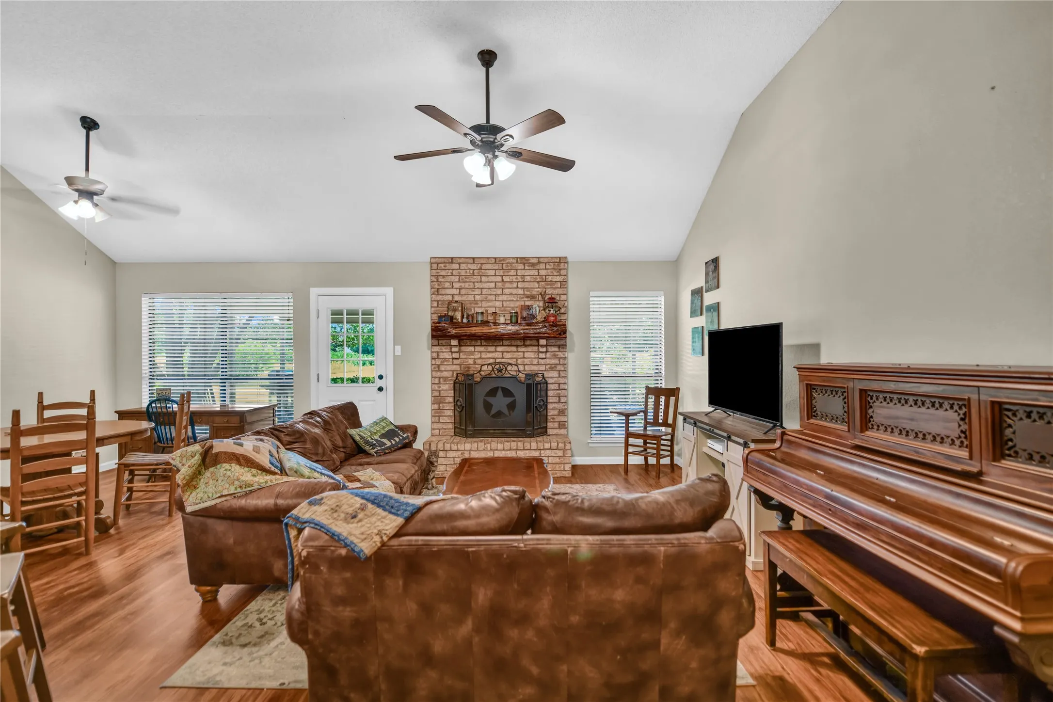Single Family Residence For Sale in Parker County , 118 Sanchez Creek Court, Weatherford, Texas 76088, 3 Bedroom, 2 Bathroom, 2 Garage spaces, 1,413 Sqft, built in 1988, mls#21325870, Real Estate Agent in Weatherford, Homes For Sale in Parker county, Homes For Sale in Weatherford, Realtor in Weatherford Texas, Real Estate Brokerage Independent Realty Texas, Luminita Cordes Realtor