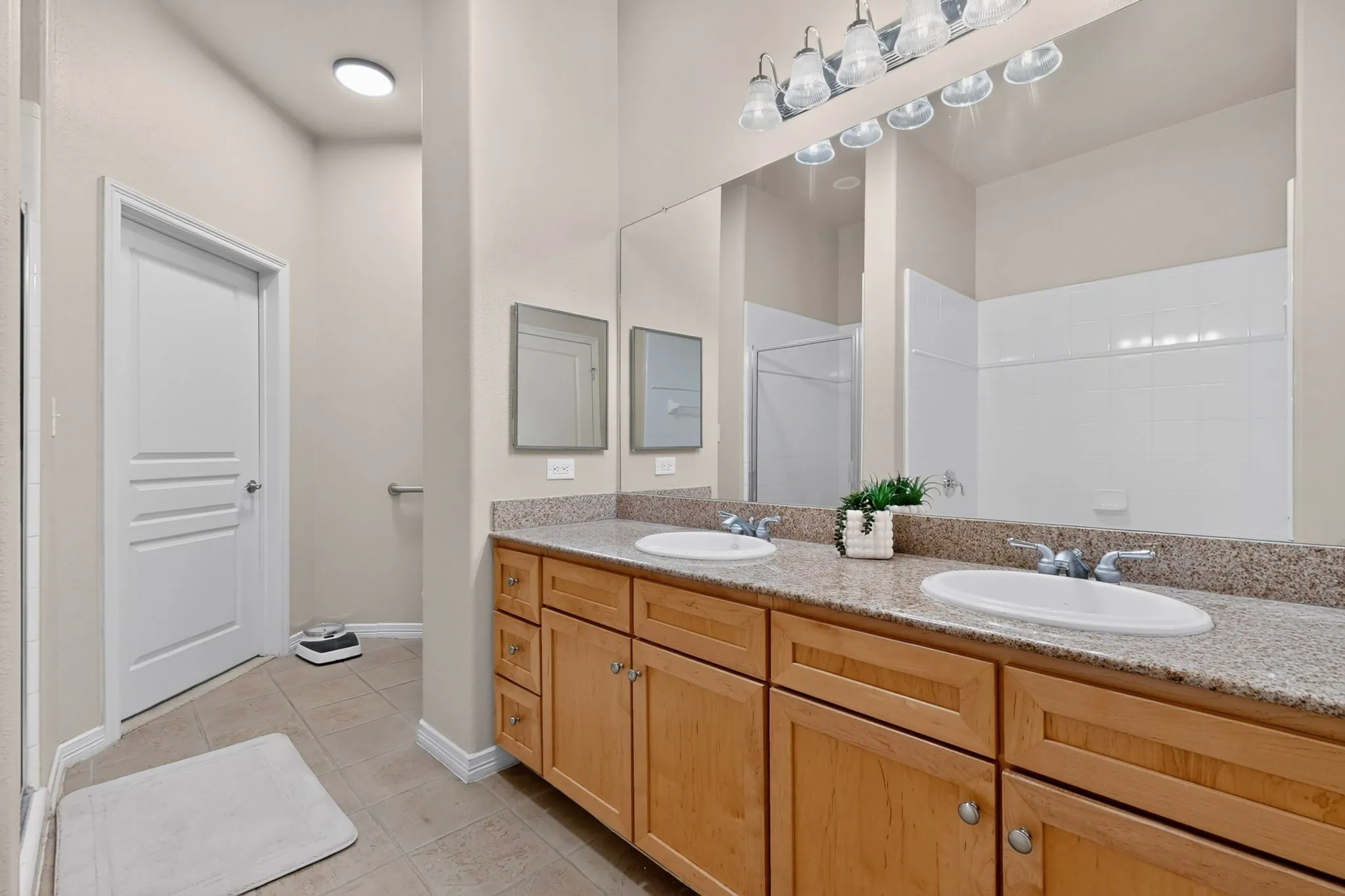 Condominium For Sale in Dallas County , 330 Las Colinas Boulevard E 1304, Irving, Texas 75039, 3 Bedroom, 2 Bathroom, 2 Garage spaces, 1,711 Sqft, built in 2001, mls#21325896, Real Estate Agent in Irving, Homes For Sale in Dallas county, Homes For Sale in Irving, Realtor in Irving Texas, Real Estate Brokerage Independent Realty Texas, Luminita Cordes Realtor