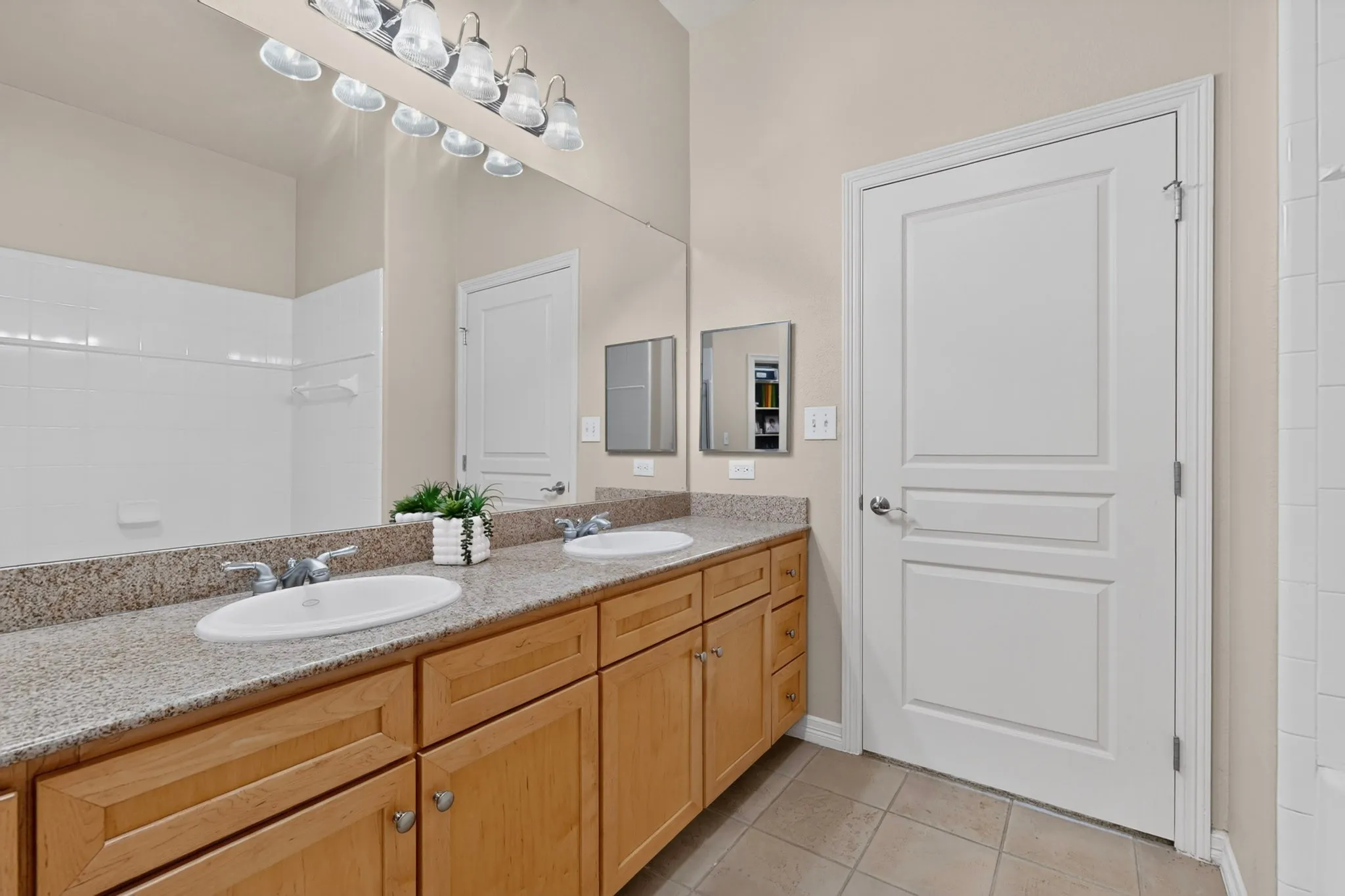 Condominium For Sale in Dallas County , 330 Las Colinas Boulevard E 1304, Irving, Texas 75039, 3 Bedroom, 2 Bathroom, 2 Garage spaces, 1,711 Sqft, built in 2001, mls#21325896, Real Estate Agent in Irving, Homes For Sale in Dallas county, Homes For Sale in Irving, Realtor in Irving Texas, Real Estate Brokerage Independent Realty Texas, Luminita Cordes Realtor