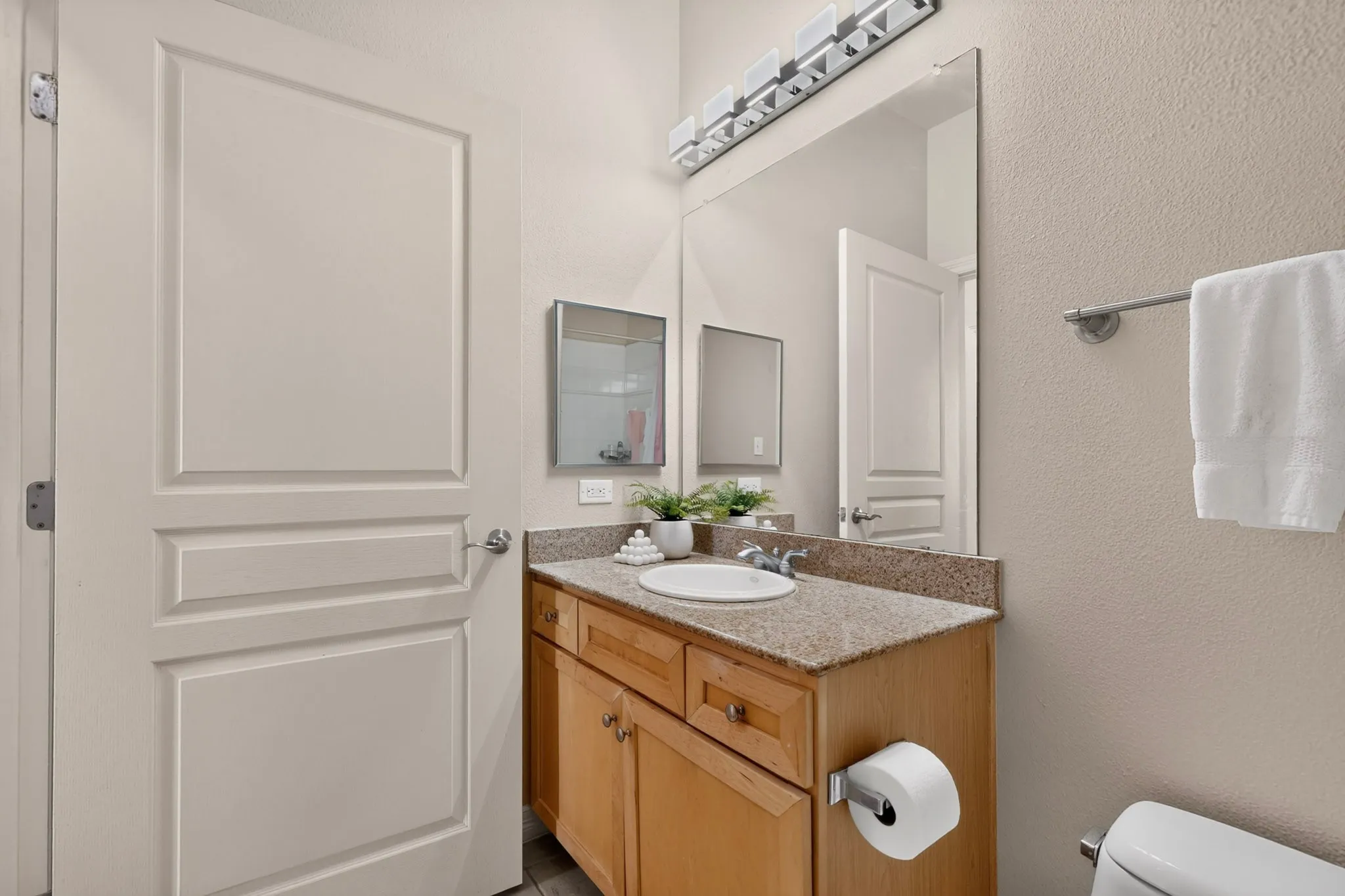 Condominium For Sale in Dallas County , 330 Las Colinas Boulevard E 1304, Irving, Texas 75039, 3 Bedroom, 2 Bathroom, 2 Garage spaces, 1,711 Sqft, built in 2001, mls#21325896, Real Estate Agent in Irving, Homes For Sale in Dallas county, Homes For Sale in Irving, Realtor in Irving Texas, Real Estate Brokerage Independent Realty Texas, Luminita Cordes Realtor