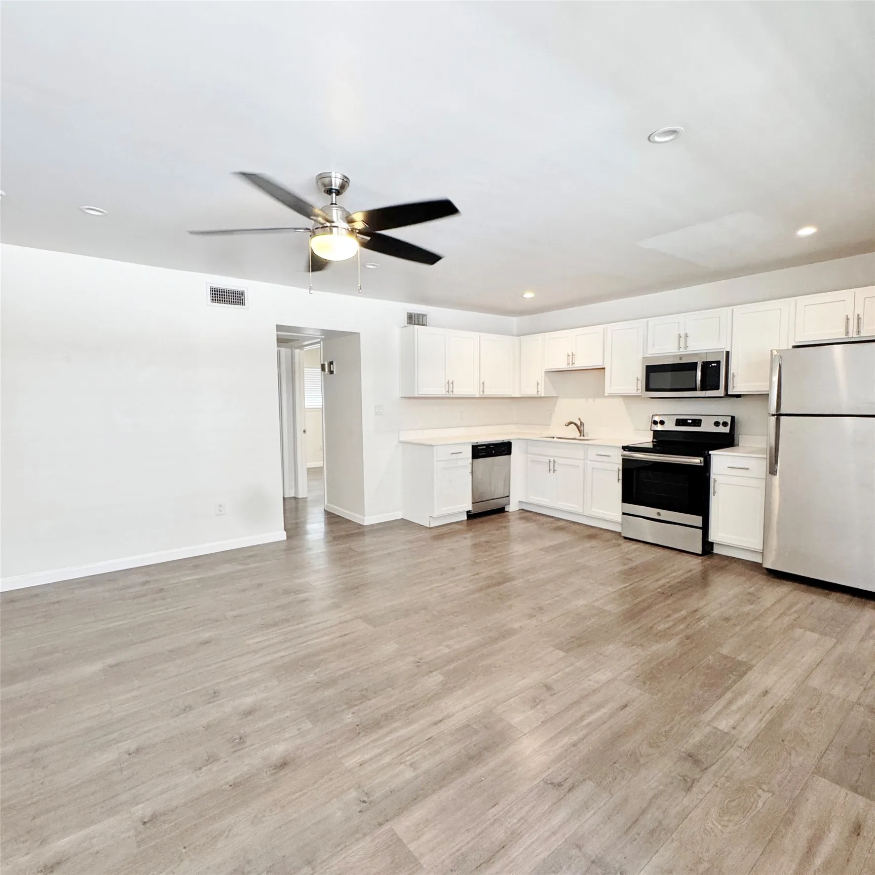 Apartment For Rent in Dallas County , 5010 San Jacinto Street 201, Dallas, Texas 75206, 1 Bedroom, 1 Bathroom, Garage spaces, 650 Sqft, built in 1959, mls#21326422, Real Estate Agent in Dallas, Homes For Rent in Dallas county, Homes For Rent in Dallas, Realtor in Dallas Texas, Real Estate Brokerage Independent Realty Texas, Luminita Cordes Realtor
