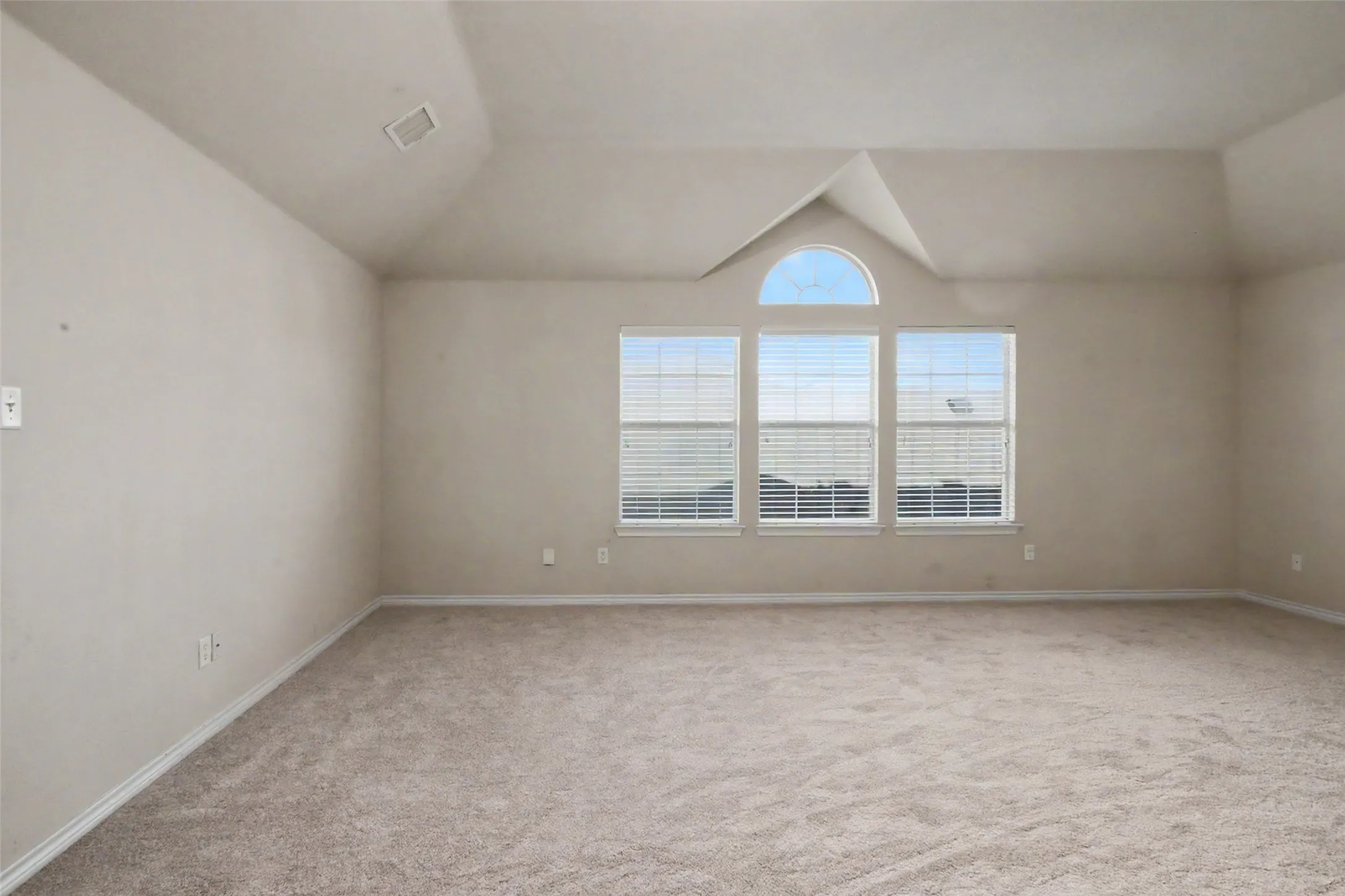 Single Family Residence For Sale in Tarrant County , 6317 Eagles Rest Drive, Fort Worth, Texas 76179, 4 Bedroom, 4 Bathroom, 2 Garage spaces, 3,835 Sqft, built in 2006, mls#21316670, Real Estate Agent in Fort Worth, Homes For Sale in Tarrant county, Homes For Sale in Fort Worth, Realtor in Fort Worth Texas, Real Estate Brokerage Independent Realty Texas, Luminita Cordes Realtor