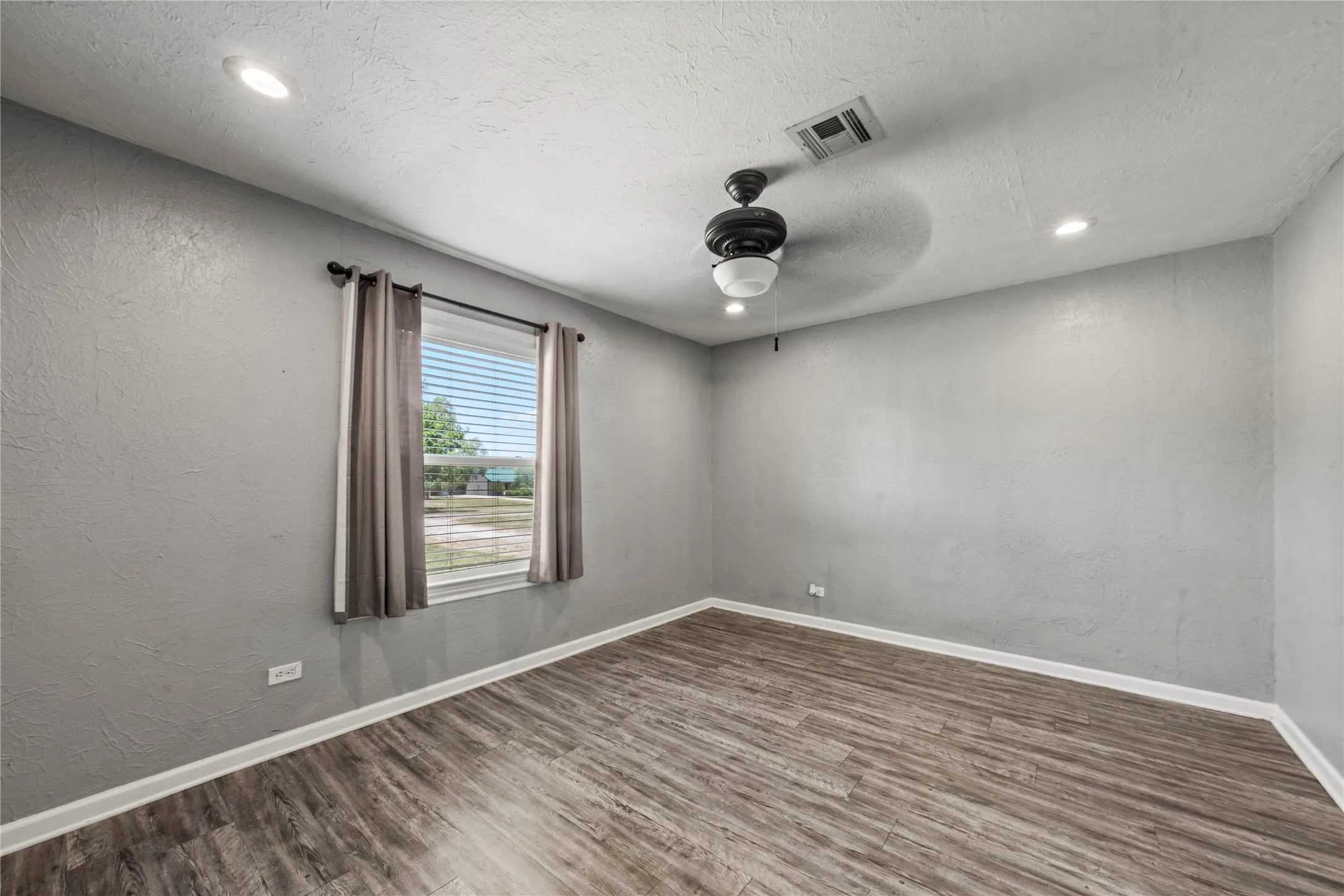 Single Family Residence For Sale in Mc Lennan County , 332 Illinois, China Spring, Texas 76633, 3 Bedroom, 2 Bathroom, Garage spaces, 1,418 Sqft, built in 1940, mls#21326408, Real Estate Agent in China Spring, Homes For Sale in Mc Lennan county, Homes For Sale in China Spring, Realtor in China Spring Texas, Real Estate Brokerage Independent Realty Texas, Luminita Cordes Realtor