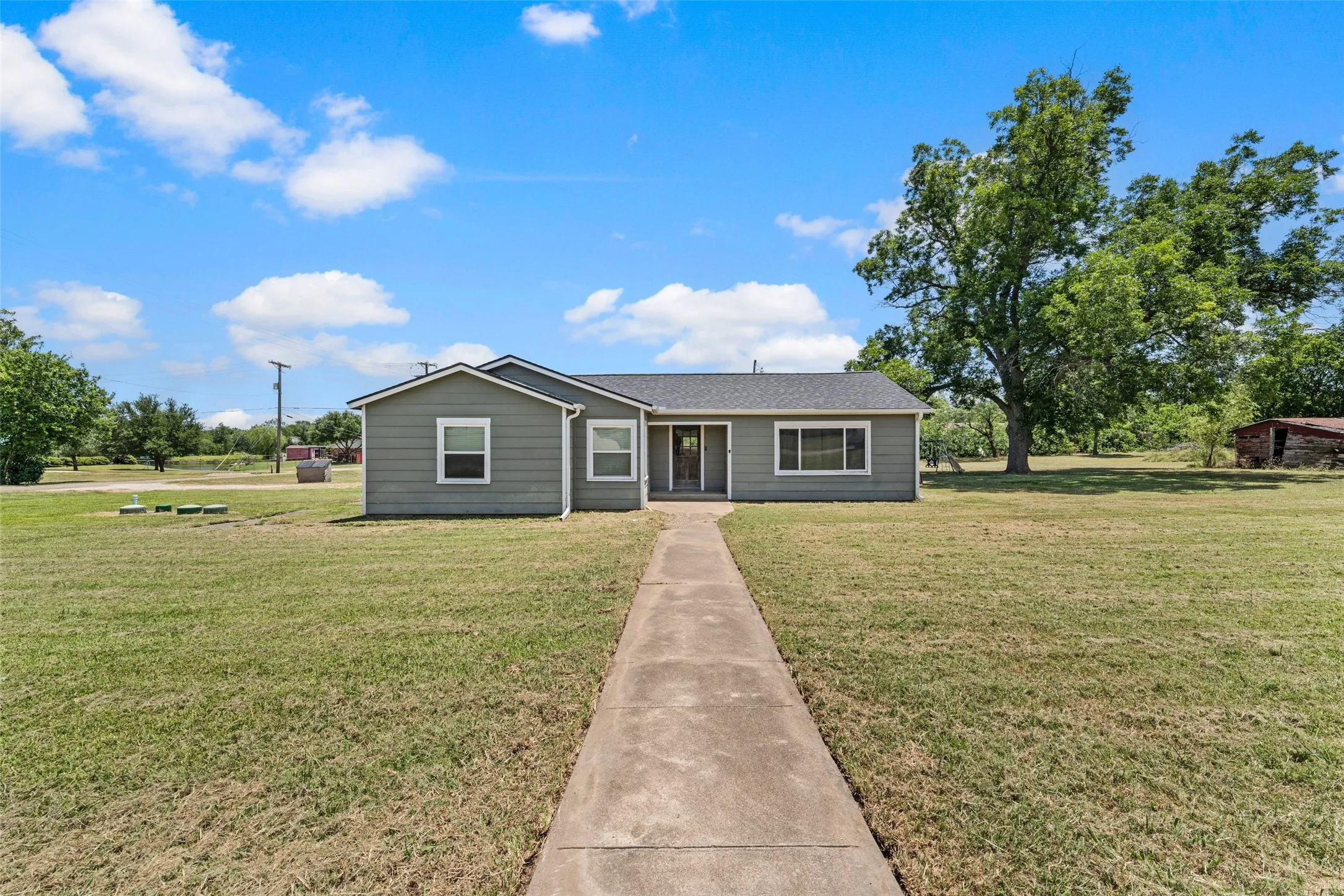 Single Family Residence For Sale in Mc Lennan County , 332 Illinois, China Spring, Texas 76633, 3 Bedroom, 2 Bathroom, Garage spaces, 1,418 Sqft, built in 1940, mls#21326408, Real Estate Agent in China Spring, Homes For Sale in Mc Lennan county, Homes For Sale in China Spring, Realtor in China Spring Texas, Real Estate Brokerage Independent Realty Texas, Luminita Cordes Realtor
