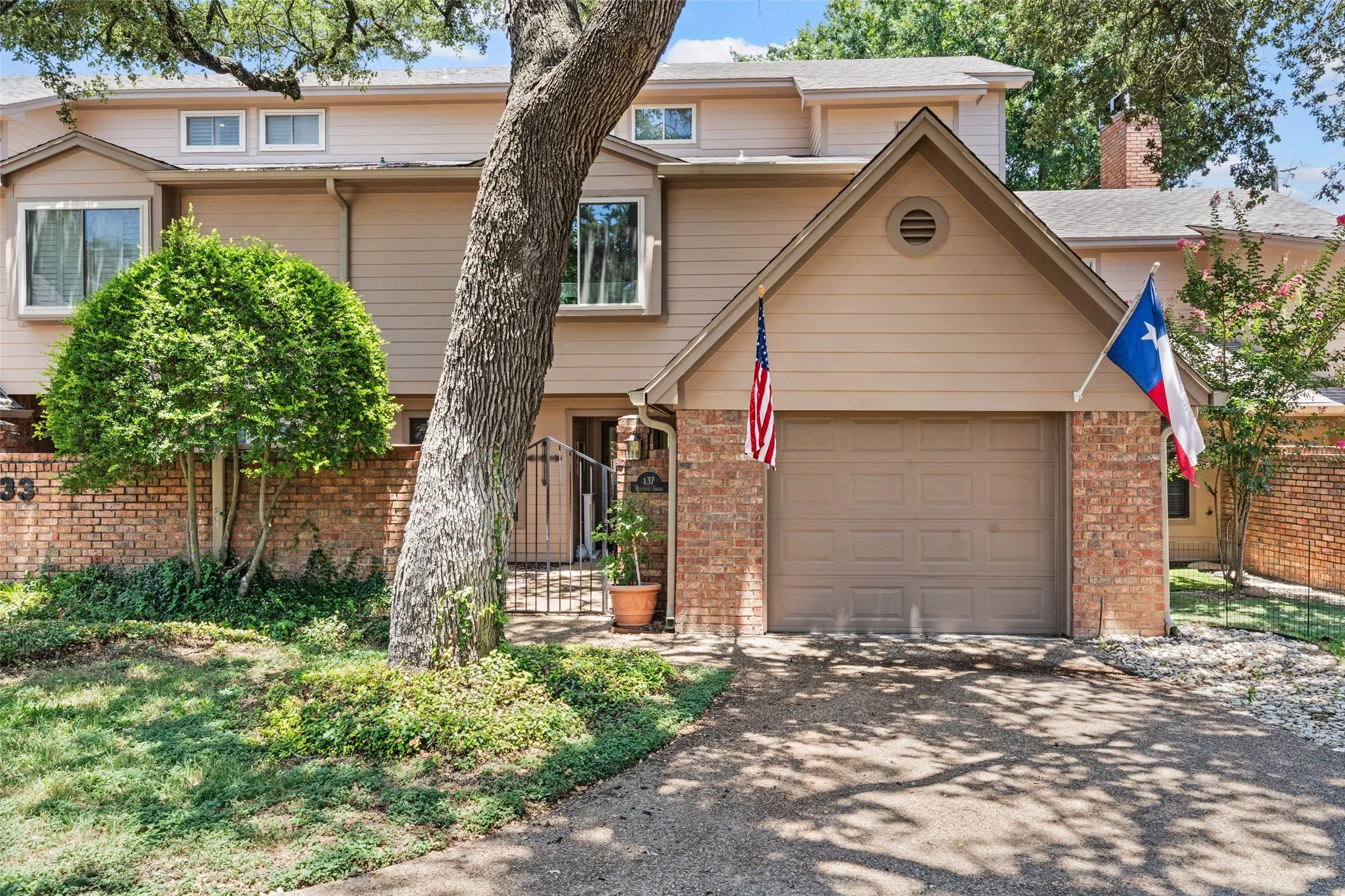 Condominium For Sale in Mc Lennan County , 137 Pleasant Grove Lane, Waco, Texas 76712, 2 Bedroom, 2 Bathroom, 1 Garage spaces, 1,533 Sqft, built in 1985, mls#21326361, Real Estate Agent in Waco, Homes For Sale in Mc Lennan county, Homes For Sale in Waco, Realtor in Waco Texas, Real Estate Brokerage Independent Realty Texas, Luminita Cordes Realtor