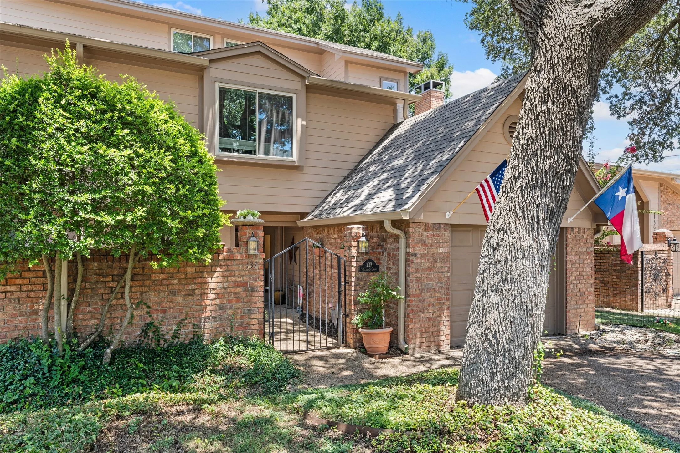 Condominium For Sale in Mc Lennan County , 137 Pleasant Grove Lane, Waco, Texas 76712, 2 Bedroom, 2 Bathroom, 1 Garage spaces, 1,533 Sqft, built in 1985, mls#21326361, Real Estate Agent in Waco, Homes For Sale in Mc Lennan county, Homes For Sale in Waco, Realtor in Waco Texas, Real Estate Brokerage Independent Realty Texas, Luminita Cordes Realtor