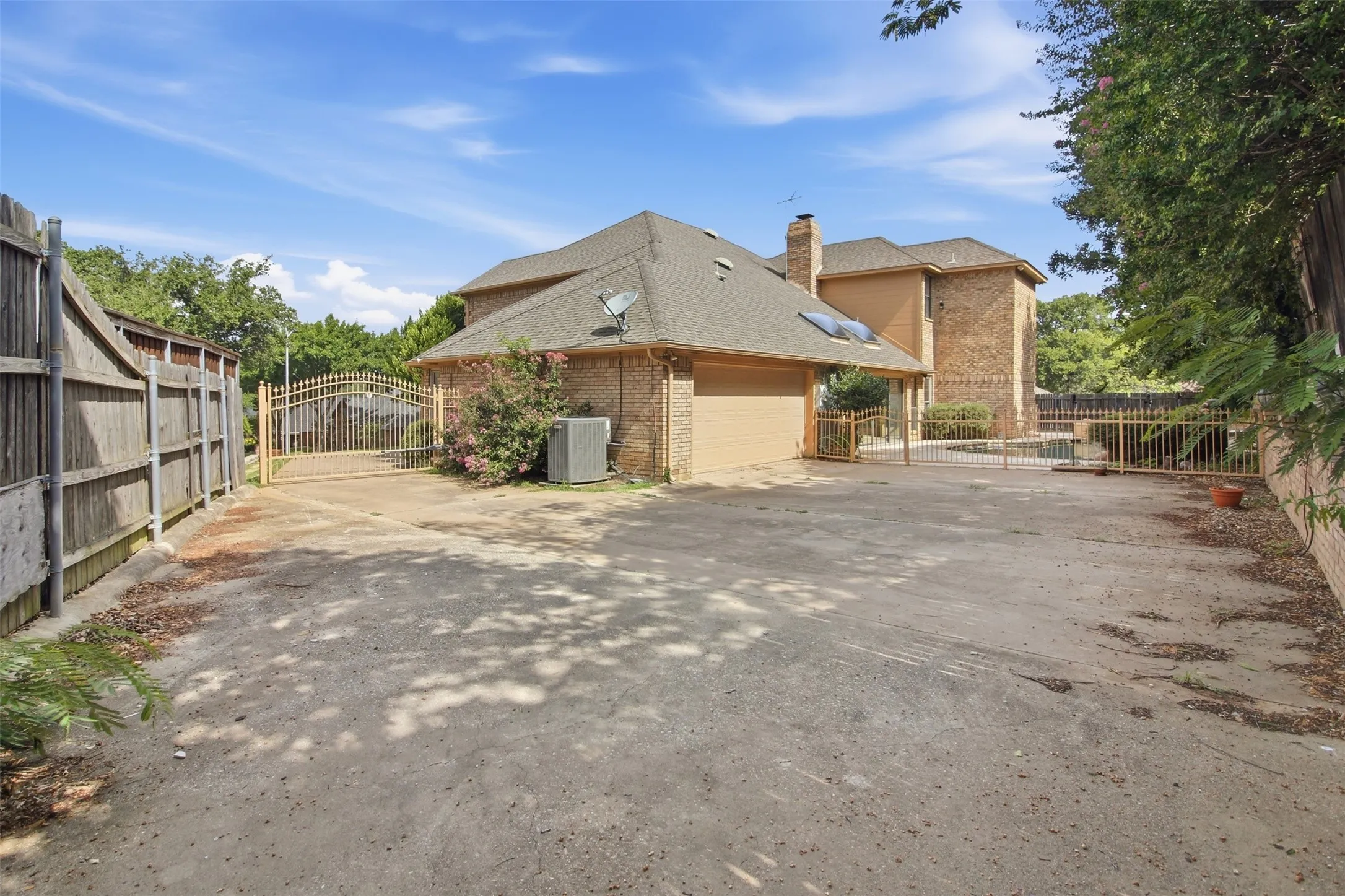 Single Family Residence For Sale in Tarrant County , 6701 Mt Vernon Court, Arlington, Texas 76017, 6 Bedroom, 4 Bathroom, 2 Garage spaces, 3,068 Sqft, built in 1987, mls#21326435, Real Estate Agent in Arlington, Homes For Sale in Tarrant county, Homes For Sale in Arlington, Realtor in Arlington Texas, Real Estate Brokerage Independent Realty Texas, Luminita Cordes Realtor
