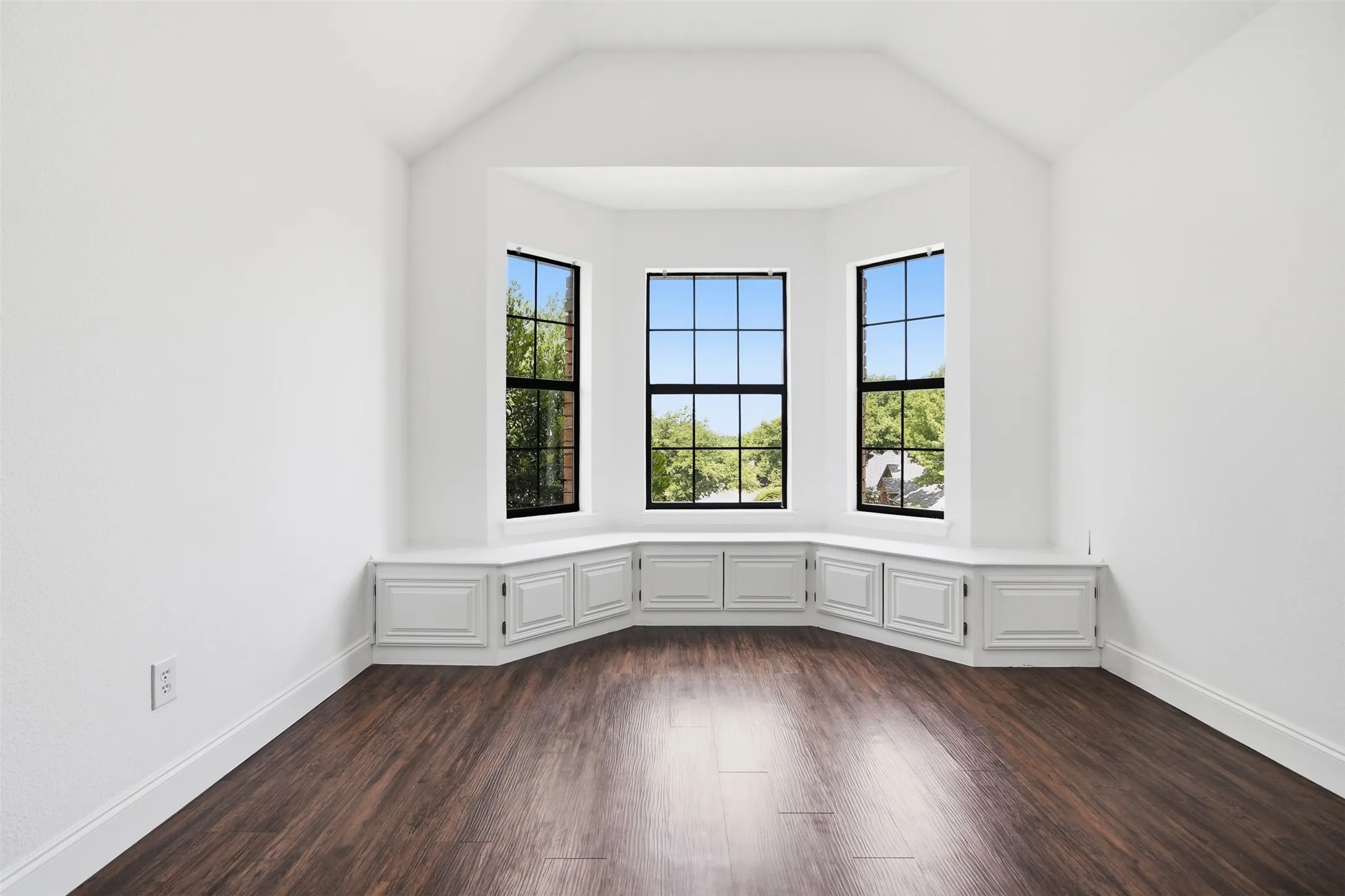 Single Family Residence For Sale in Tarrant County , 6701 Mt Vernon Court, Arlington, Texas 76017, 6 Bedroom, 4 Bathroom, 2 Garage spaces, 3,068 Sqft, built in 1987, mls#21326435, Real Estate Agent in Arlington, Homes For Sale in Tarrant county, Homes For Sale in Arlington, Realtor in Arlington Texas, Real Estate Brokerage Independent Realty Texas, Luminita Cordes Realtor