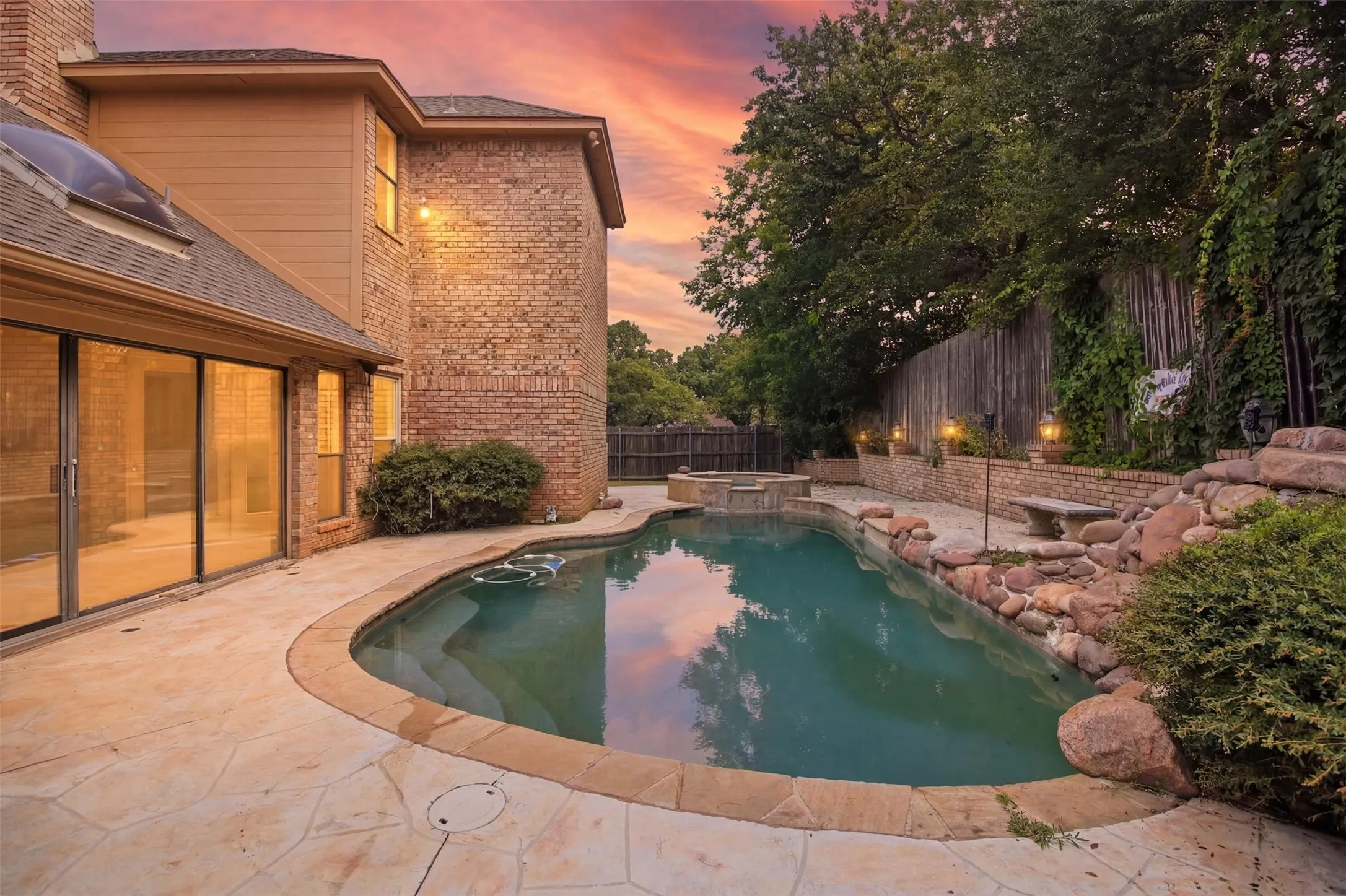 Single Family Residence For Sale in Tarrant County , 6701 Mt Vernon Court, Arlington, Texas 76017, 6 Bedroom, 4 Bathroom, 2 Garage spaces, 3,068 Sqft, built in 1987, mls#21326435, Real Estate Agent in Arlington, Homes For Sale in Tarrant county, Homes For Sale in Arlington, Realtor in Arlington Texas, Real Estate Brokerage Independent Realty Texas, Luminita Cordes Realtor