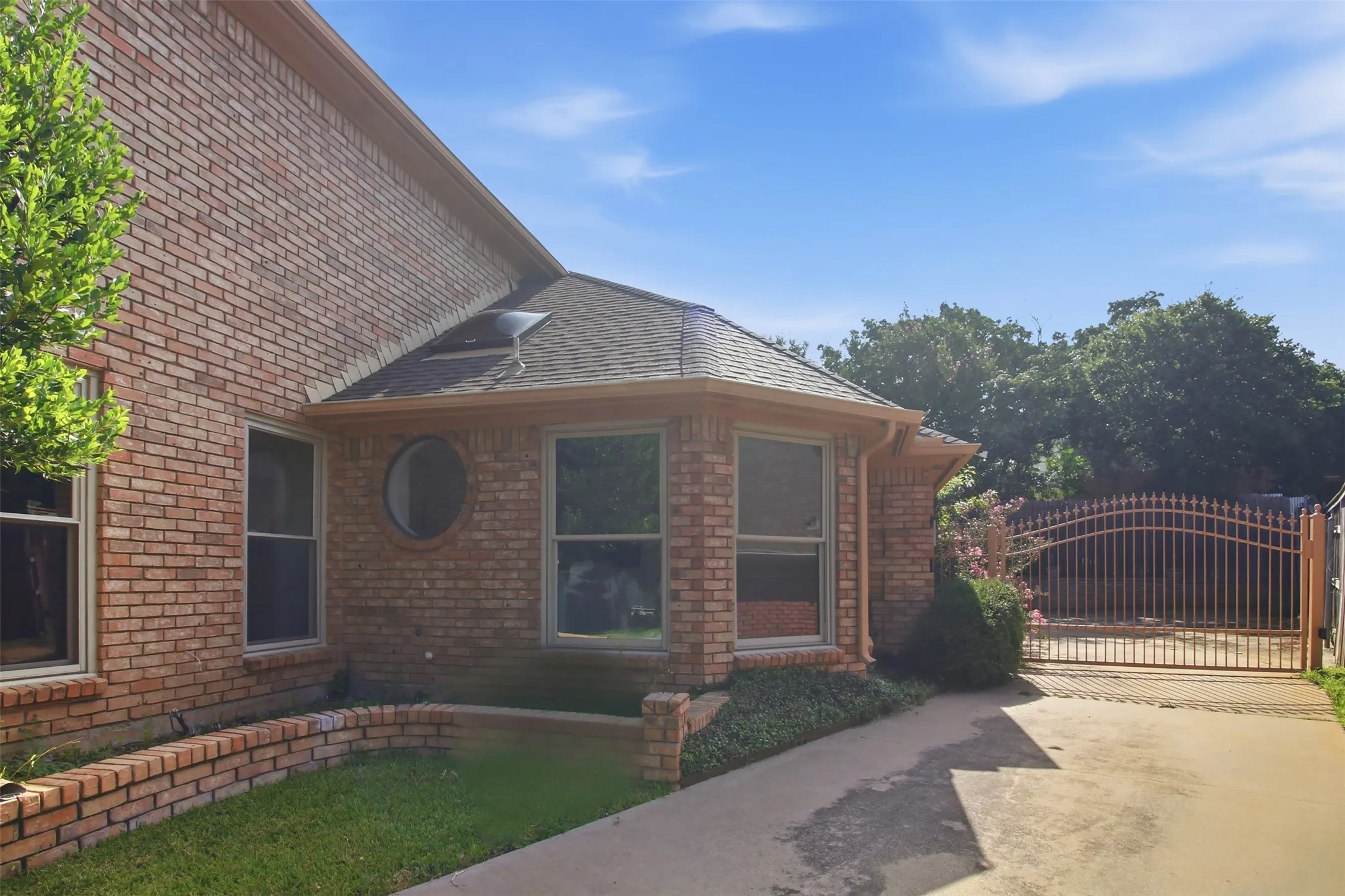 Single Family Residence For Sale in Tarrant County , 6701 Mt Vernon Court, Arlington, Texas 76017, 6 Bedroom, 4 Bathroom, 2 Garage spaces, 3,068 Sqft, built in 1987, mls#21326435, Real Estate Agent in Arlington, Homes For Sale in Tarrant county, Homes For Sale in Arlington, Realtor in Arlington Texas, Real Estate Brokerage Independent Realty Texas, Luminita Cordes Realtor