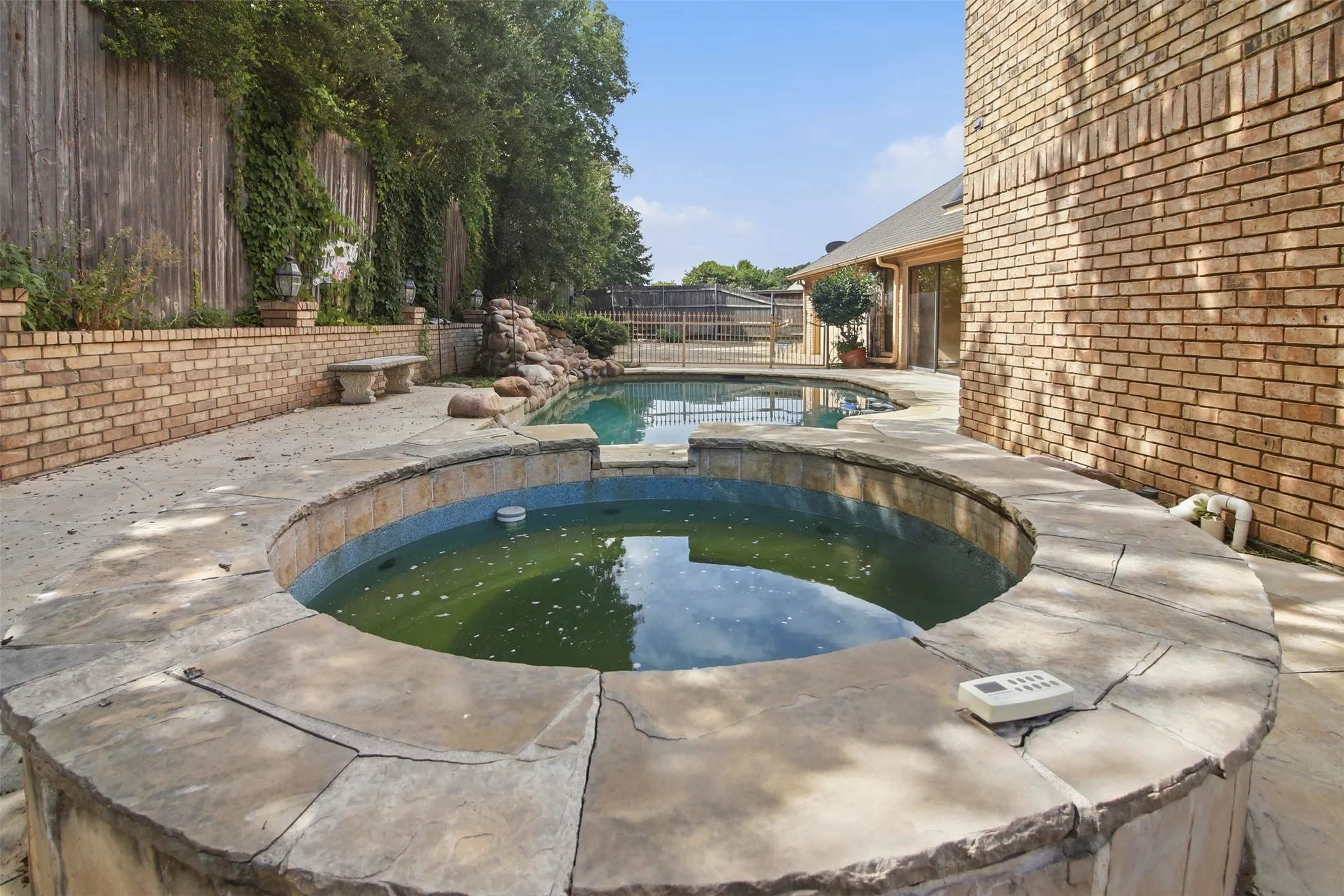 Single Family Residence For Sale in Tarrant County , 6701 Mt Vernon Court, Arlington, Texas 76017, 6 Bedroom, 4 Bathroom, 2 Garage spaces, 3,068 Sqft, built in 1987, mls#21326435, Real Estate Agent in Arlington, Homes For Sale in Tarrant county, Homes For Sale in Arlington, Realtor in Arlington Texas, Real Estate Brokerage Independent Realty Texas, Luminita Cordes Realtor