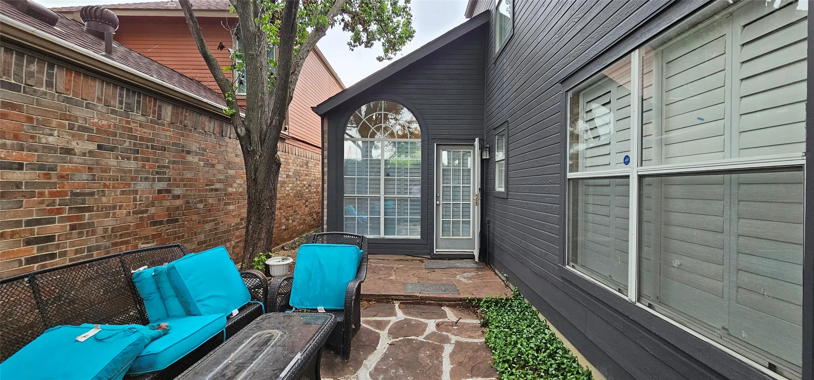 Single Family Residence For Rent in Dallas County , 2956 S Bend Drive, Dallas, Texas 75229, 3 Bedroom, 2 Bathroom, 2 Garage spaces, 1,820 Sqft, built in 1994, mls#21326437, Real Estate Agent in Dallas, Homes For Rent in Dallas county, Homes For Rent in Dallas, Realtor in Dallas Texas, Real Estate Brokerage Independent Realty Texas, Luminita Cordes Realtor