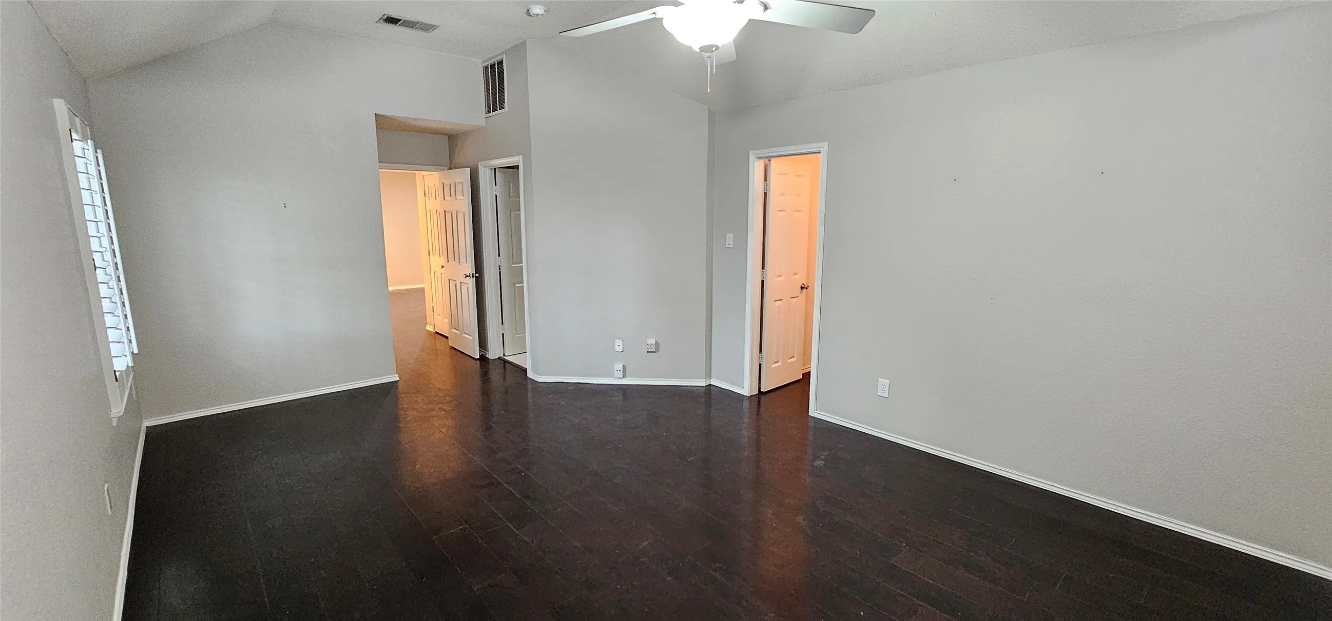 Single Family Residence For Rent in Dallas County , 2956 S Bend Drive, Dallas, Texas 75229, 3 Bedroom, 2 Bathroom, 2 Garage spaces, 1,820 Sqft, built in 1994, mls#21326437, Real Estate Agent in Dallas, Homes For Rent in Dallas county, Homes For Rent in Dallas, Realtor in Dallas Texas, Real Estate Brokerage Independent Realty Texas, Luminita Cordes Realtor