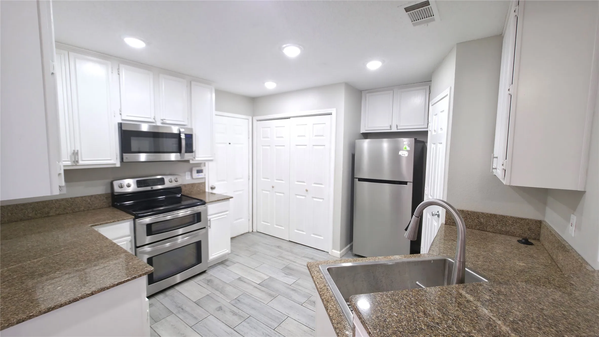 Single Family Residence For Rent in Dallas County , 2956 S Bend Drive, Dallas, Texas 75229, 3 Bedroom, 2 Bathroom, 2 Garage spaces, 1,820 Sqft, built in 1994, mls#21326437, Real Estate Agent in Dallas, Homes For Rent in Dallas county, Homes For Rent in Dallas, Realtor in Dallas Texas, Real Estate Brokerage Independent Realty Texas, Luminita Cordes Realtor