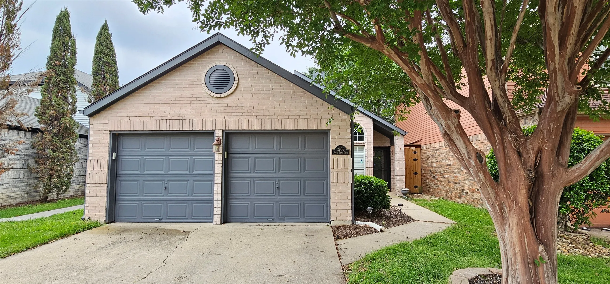 Single Family Residence For Rent in Dallas County , 2956 S Bend Drive, Dallas, Texas 75229, 3 Bedroom, 2 Bathroom, 2 Garage spaces, 1,820 Sqft, built in 1994, mls#21326437, Real Estate Agent in Dallas, Homes For Rent in Dallas county, Homes For Rent in Dallas, Realtor in Dallas Texas, Real Estate Brokerage Independent Realty Texas, Luminita Cordes Realtor