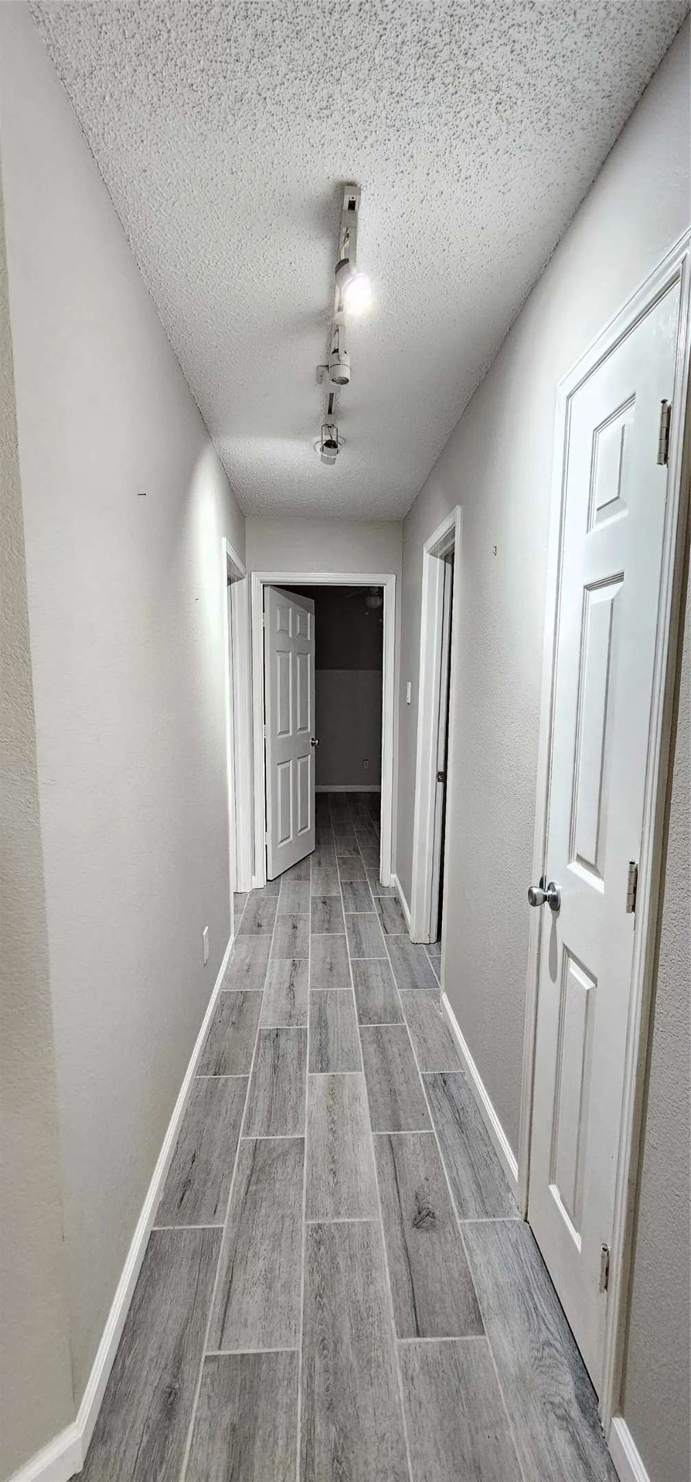 Single Family Residence For Rent in Dallas County , 2956 S Bend Drive, Dallas, Texas 75229, 3 Bedroom, 2 Bathroom, 2 Garage spaces, 1,820 Sqft, built in 1994, mls#21326437, Real Estate Agent in Dallas, Homes For Rent in Dallas county, Homes For Rent in Dallas, Realtor in Dallas Texas, Real Estate Brokerage Independent Realty Texas, Luminita Cordes Realtor
