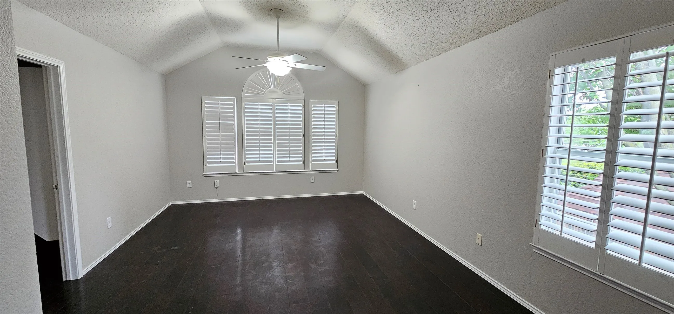 Single Family Residence For Rent in Dallas County , 2956 S Bend Drive, Dallas, Texas 75229, 3 Bedroom, 2 Bathroom, 2 Garage spaces, 1,820 Sqft, built in 1994, mls#21326437, Real Estate Agent in Dallas, Homes For Rent in Dallas county, Homes For Rent in Dallas, Realtor in Dallas Texas, Real Estate Brokerage Independent Realty Texas, Luminita Cordes Realtor