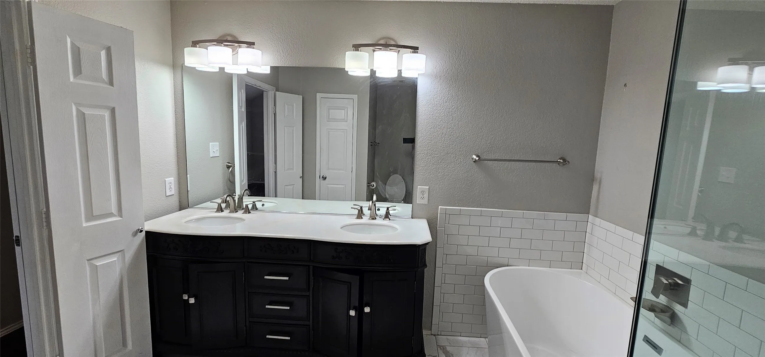 Single Family Residence For Rent in Dallas County , 2956 S Bend Drive, Dallas, Texas 75229, 3 Bedroom, 2 Bathroom, 2 Garage spaces, 1,820 Sqft, built in 1994, mls#21326437, Real Estate Agent in Dallas, Homes For Rent in Dallas county, Homes For Rent in Dallas, Realtor in Dallas Texas, Real Estate Brokerage Independent Realty Texas, Luminita Cordes Realtor