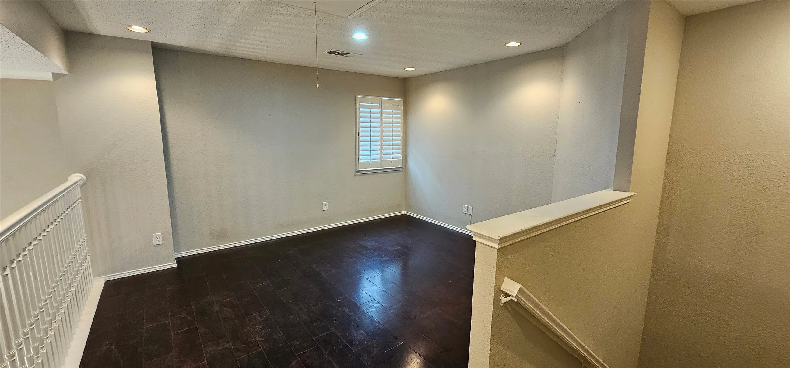 Single Family Residence For Rent in Dallas County , 2956 S Bend Drive, Dallas, Texas 75229, 3 Bedroom, 2 Bathroom, 2 Garage spaces, 1,820 Sqft, built in 1994, mls#21326437, Real Estate Agent in Dallas, Homes For Rent in Dallas county, Homes For Rent in Dallas, Realtor in Dallas Texas, Real Estate Brokerage Independent Realty Texas, Luminita Cordes Realtor