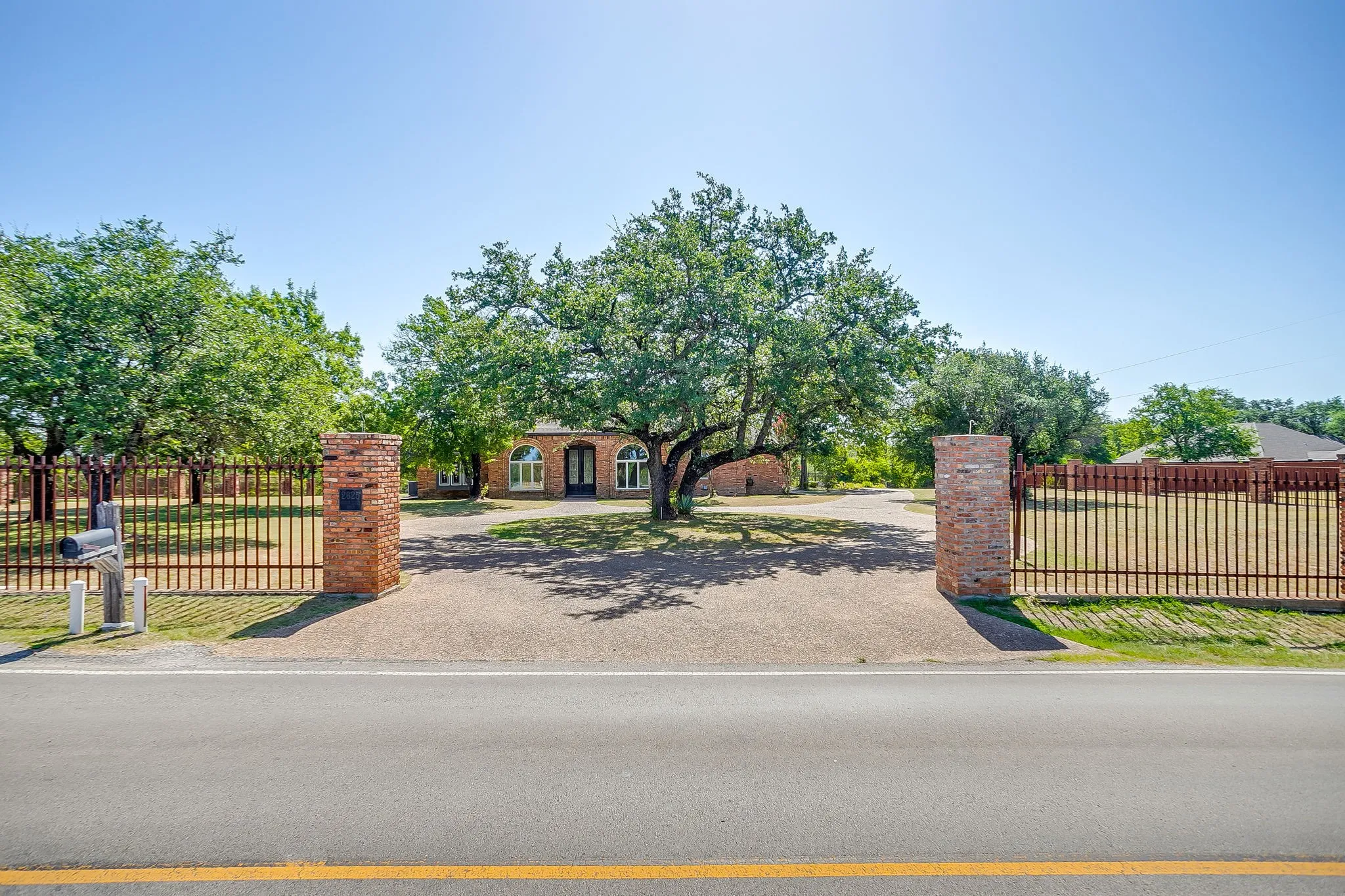 Single Family Residence For Sale in Parker County , 2625 Clear Lake Road, Weatherford, Texas 76087, 4 Bedroom, 4 Bathroom, 3 Garage spaces, 3,296 Sqft, built in 1988, mls#21326296, Real Estate Agent in Weatherford, Homes For Sale in Parker county, Homes For Sale in Weatherford, Realtor in Weatherford Texas, Real Estate Brokerage Independent Realty Texas, Luminita Cordes Realtor