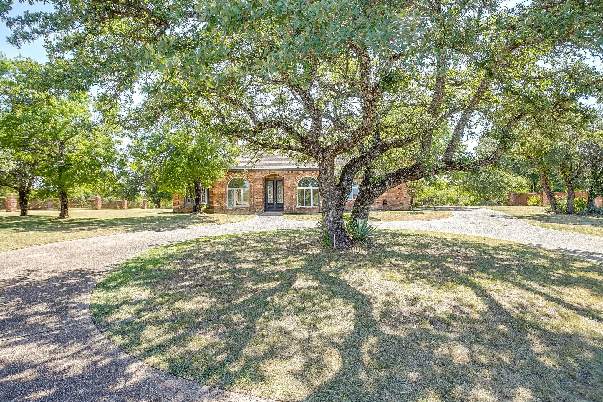 Single Family Residence For Sale in Parker County , 2625 Clear Lake Road, Weatherford, Texas 76087, 4 Bedroom, 4 Bathroom, 3 Garage spaces, 3,296 Sqft, built in 1988, mls#21326296, Real Estate Agent in Weatherford, Homes For Sale in Parker county, Homes For Sale in Weatherford, Realtor in Weatherford Texas, Real Estate Brokerage Independent Realty Texas, Luminita Cordes Realtor